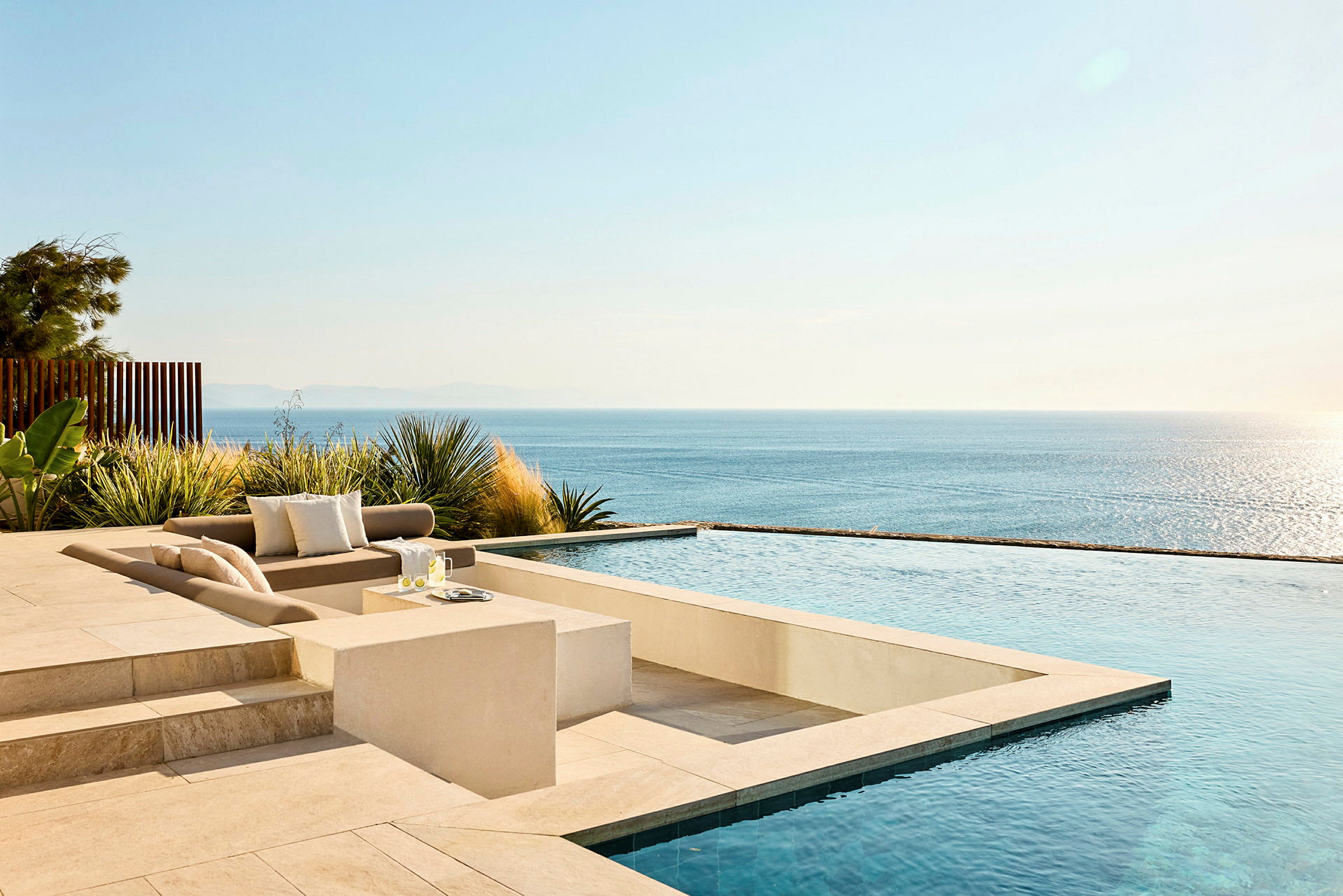 En infinitypool med sittgrupp och havsutsikt. (AI-genererad text)