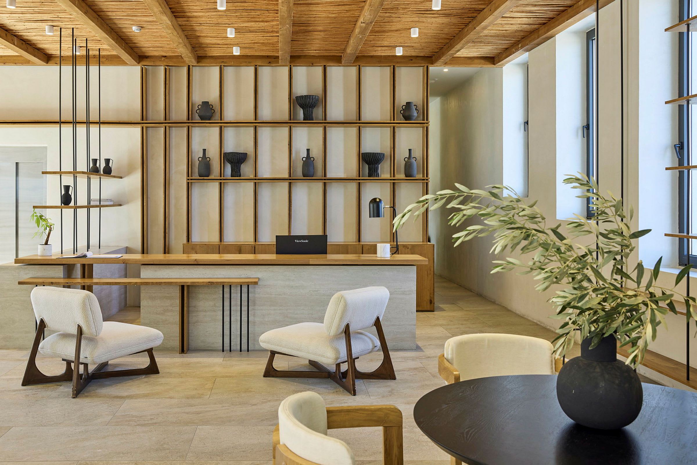 Reception med dekorativa hyllor och sittutrymmen i ett modernt designat hotell. (AI-genererad text)