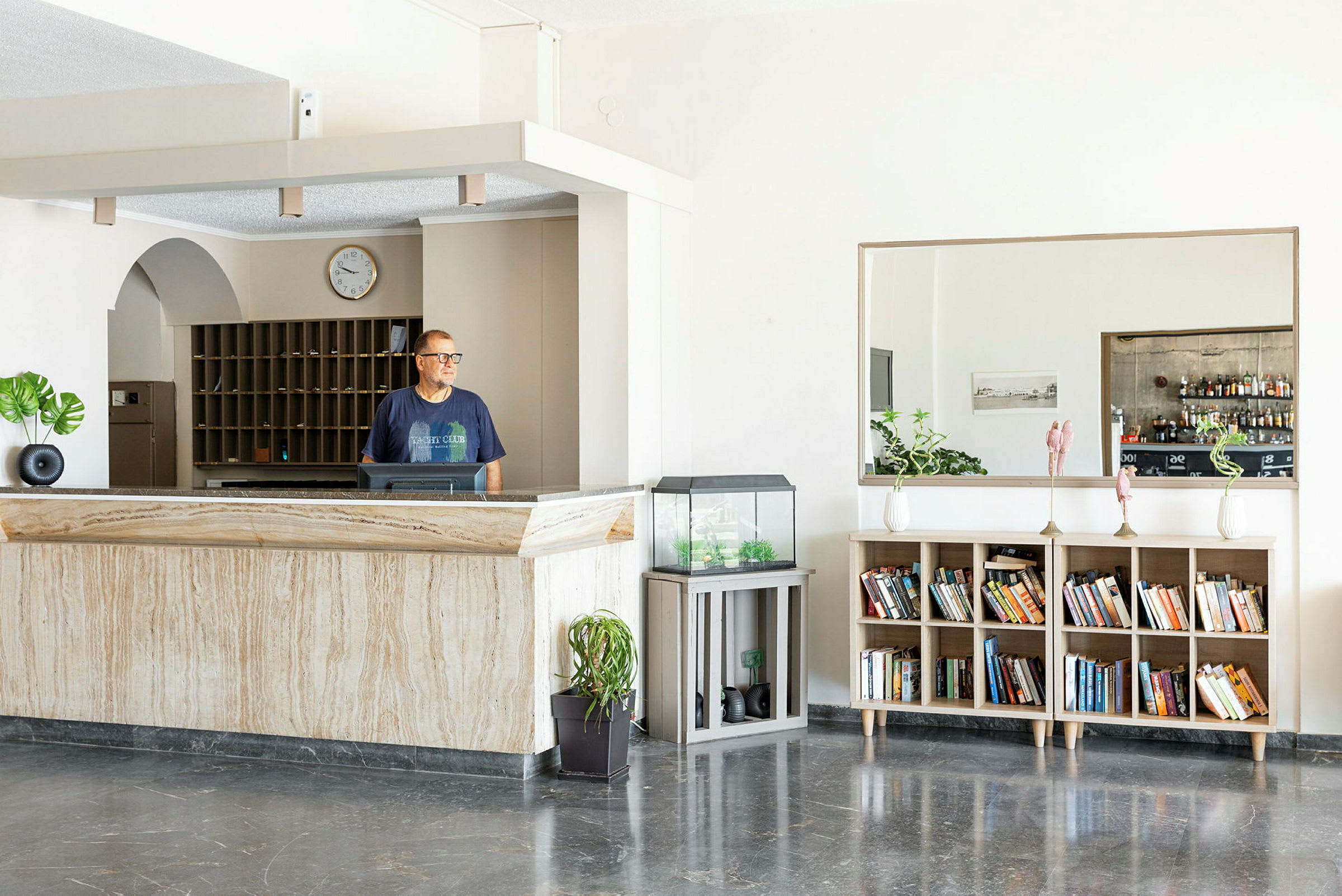 Receptionen med bokhylla och en akvarium. (AI-genererad text)