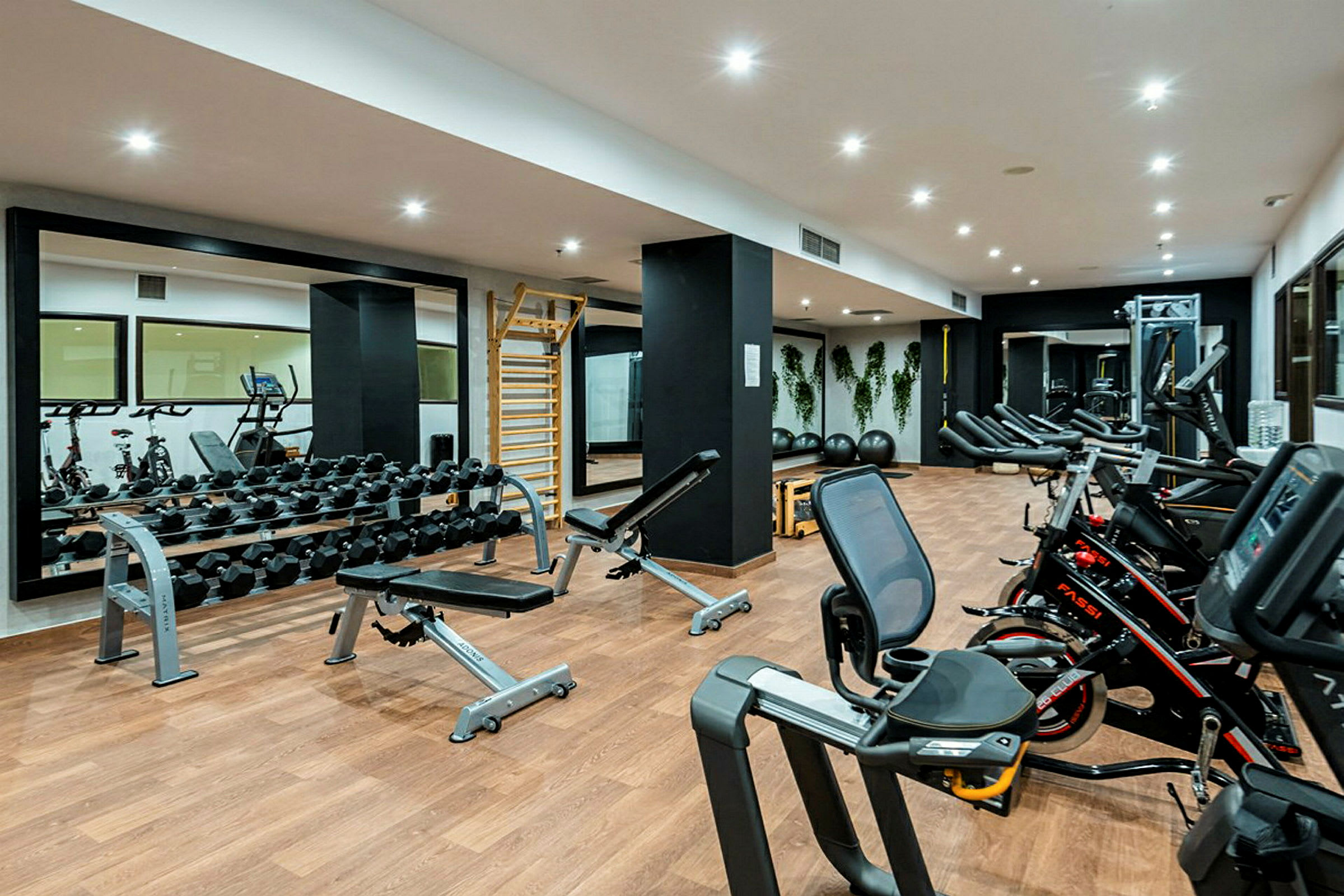 Ett gym med träningsmaskiner och fria vikter. (AI-genererad text)