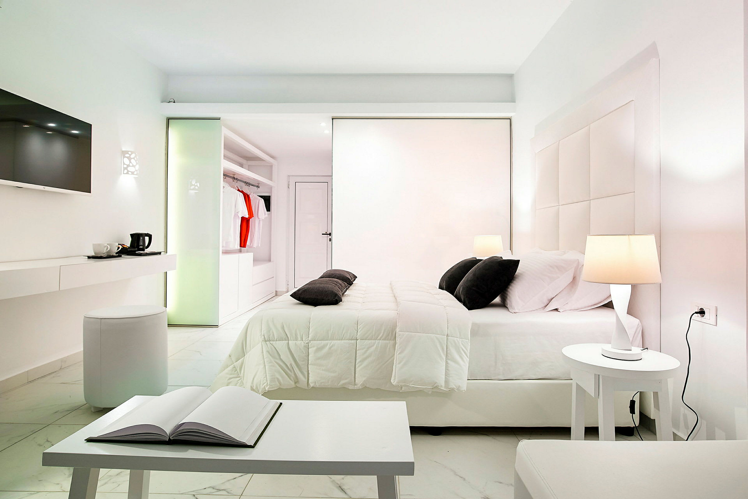 Ett modernt hotellrum med en bekväm dubbelsäng, moderna möbler och en garderob. (AI-genererad text)