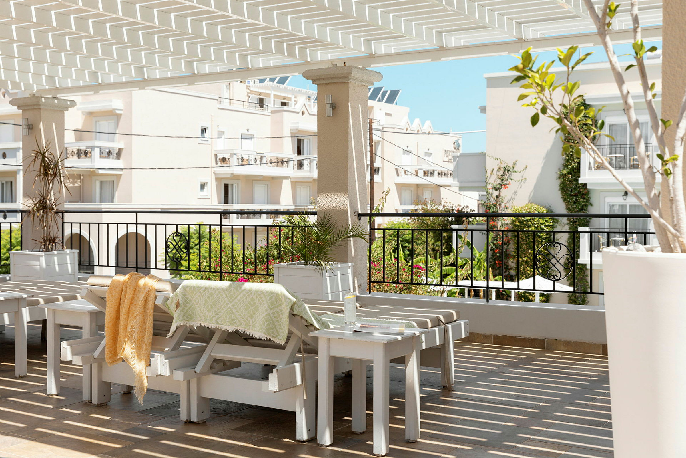 Solterrass med utsikt över omgivande byggnader och grönska. (AI-genererad text)