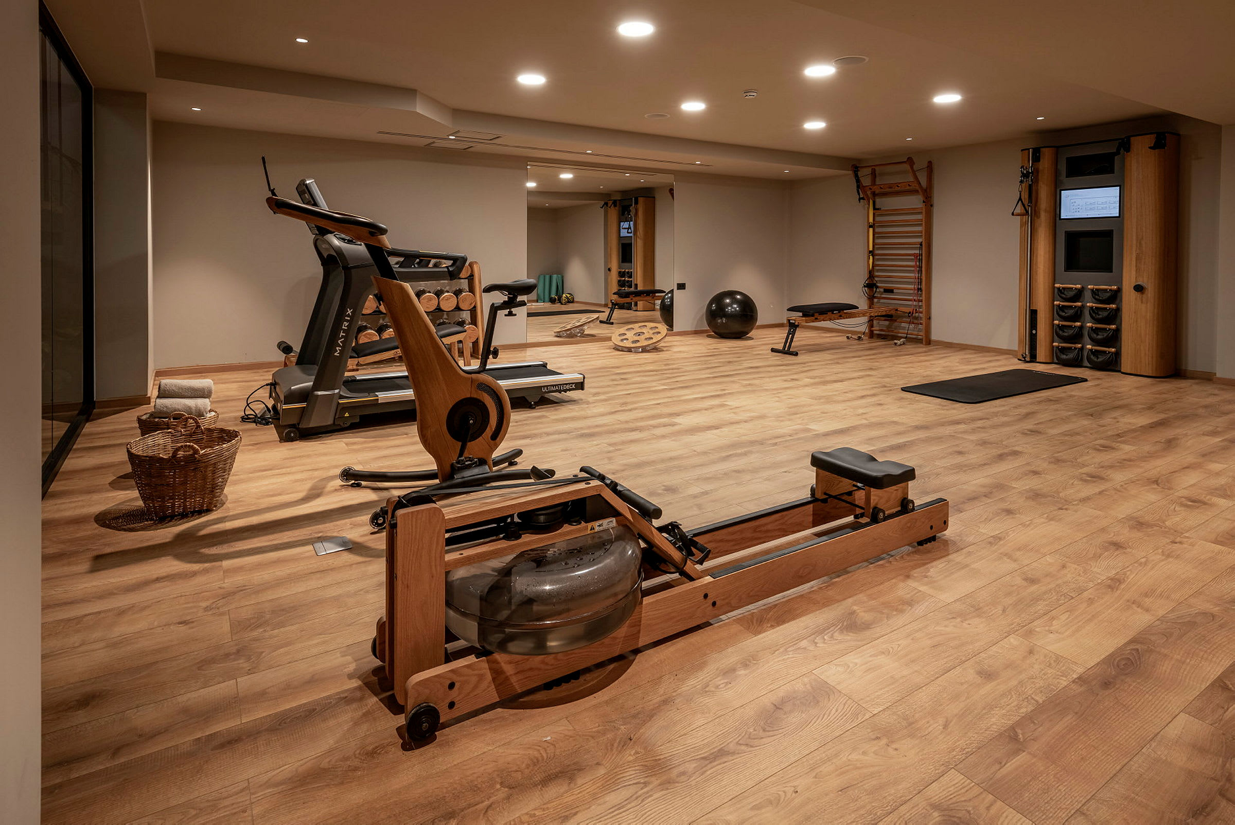 Bild av ett modernt gym med träningsutrustning. (AI-genererad text)