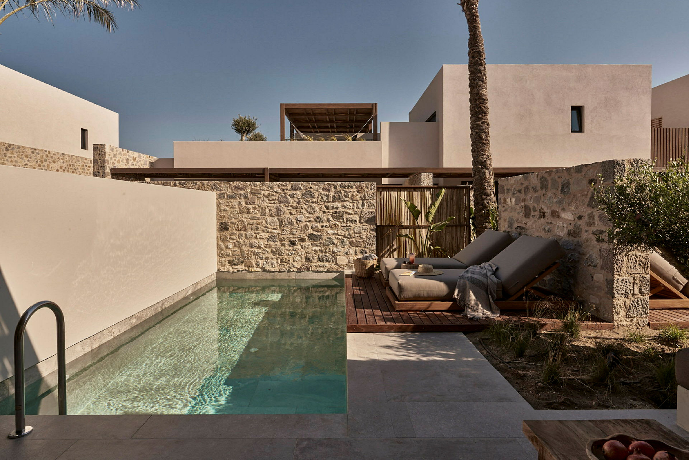 Moderna byggnader, pool och solstolar utomhus. (AI-genererad text)