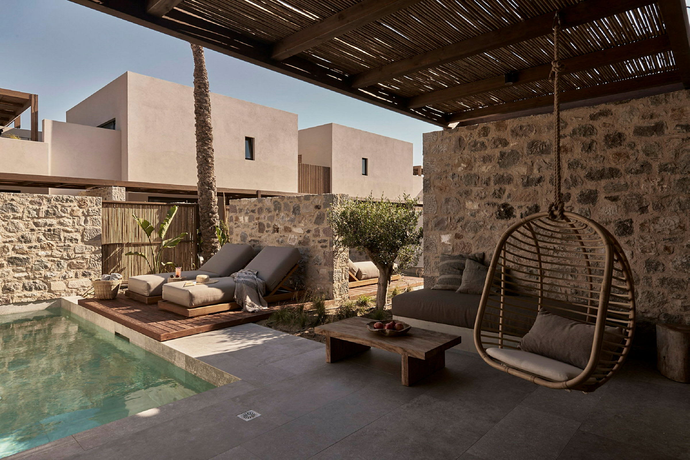 Privat terrass med pool, solstolar och sittmöbler. (AI-genererad text)