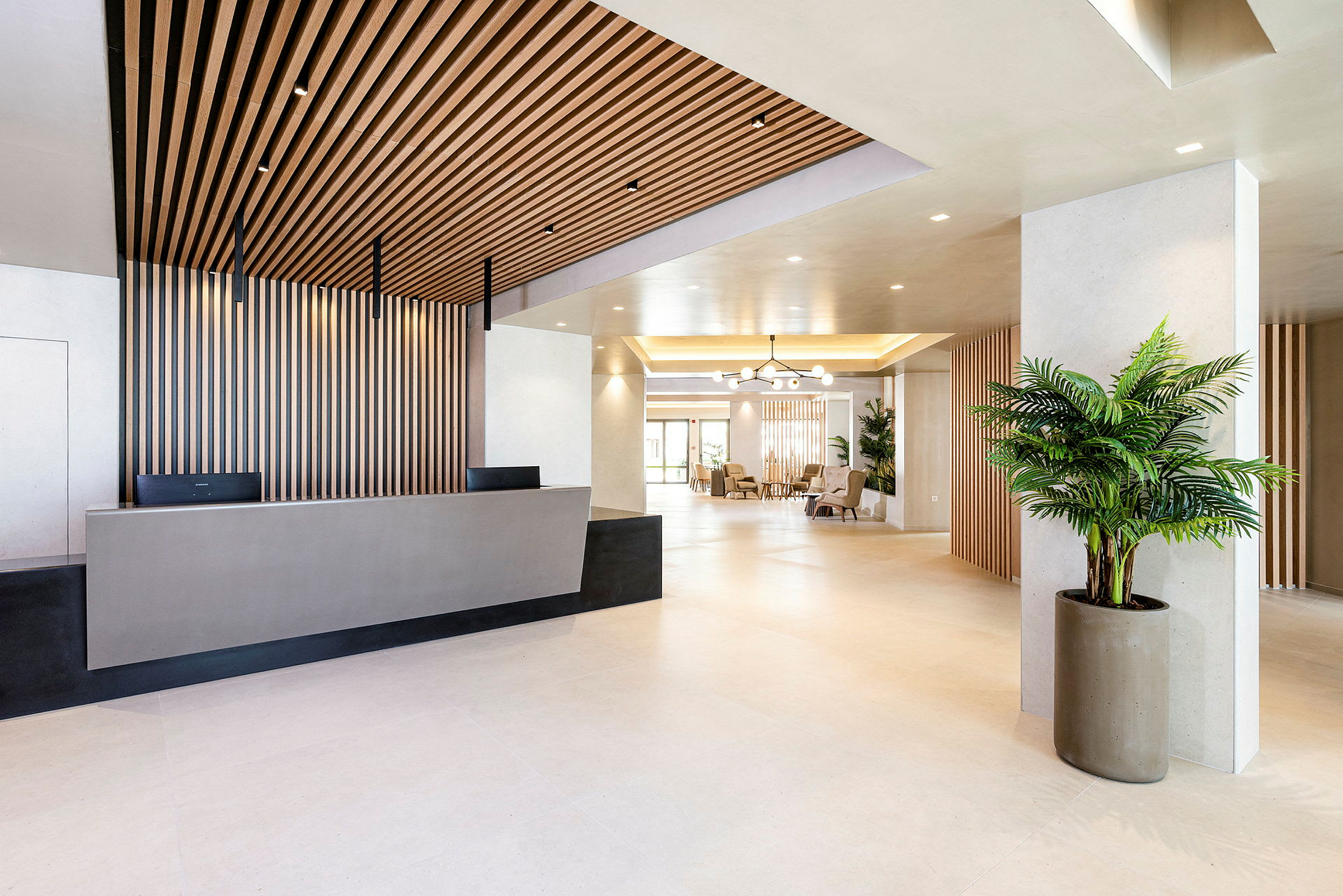 Reception med modern design och sittplaster i bakgrunden. (AI-genererad text)