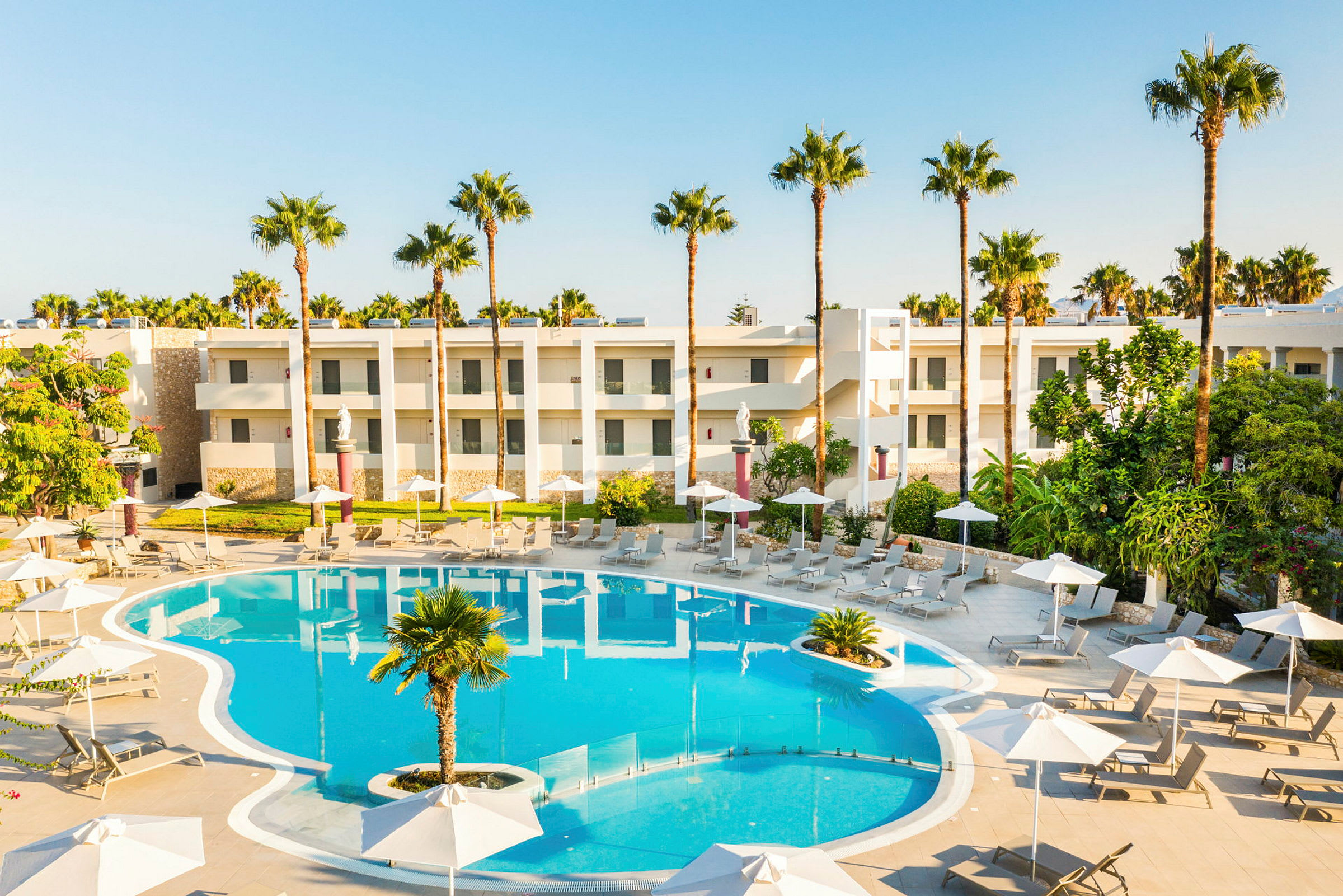 Poolområde med solstolar, parasoller och hotellbyggnader i bakgrunden. (AI-genererad text)