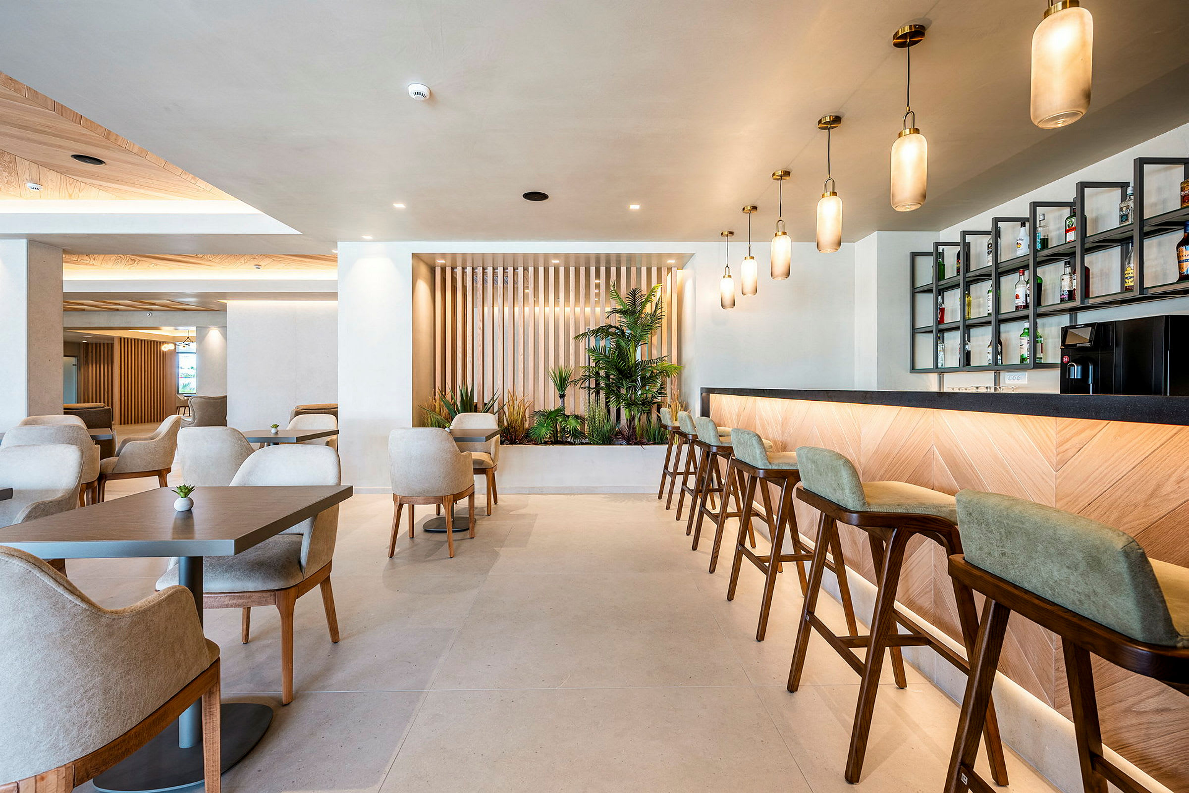 En modern lounge eller restaurang med eleganta sittplatser, en bar och dekorativa växter. (AI-genererad text)