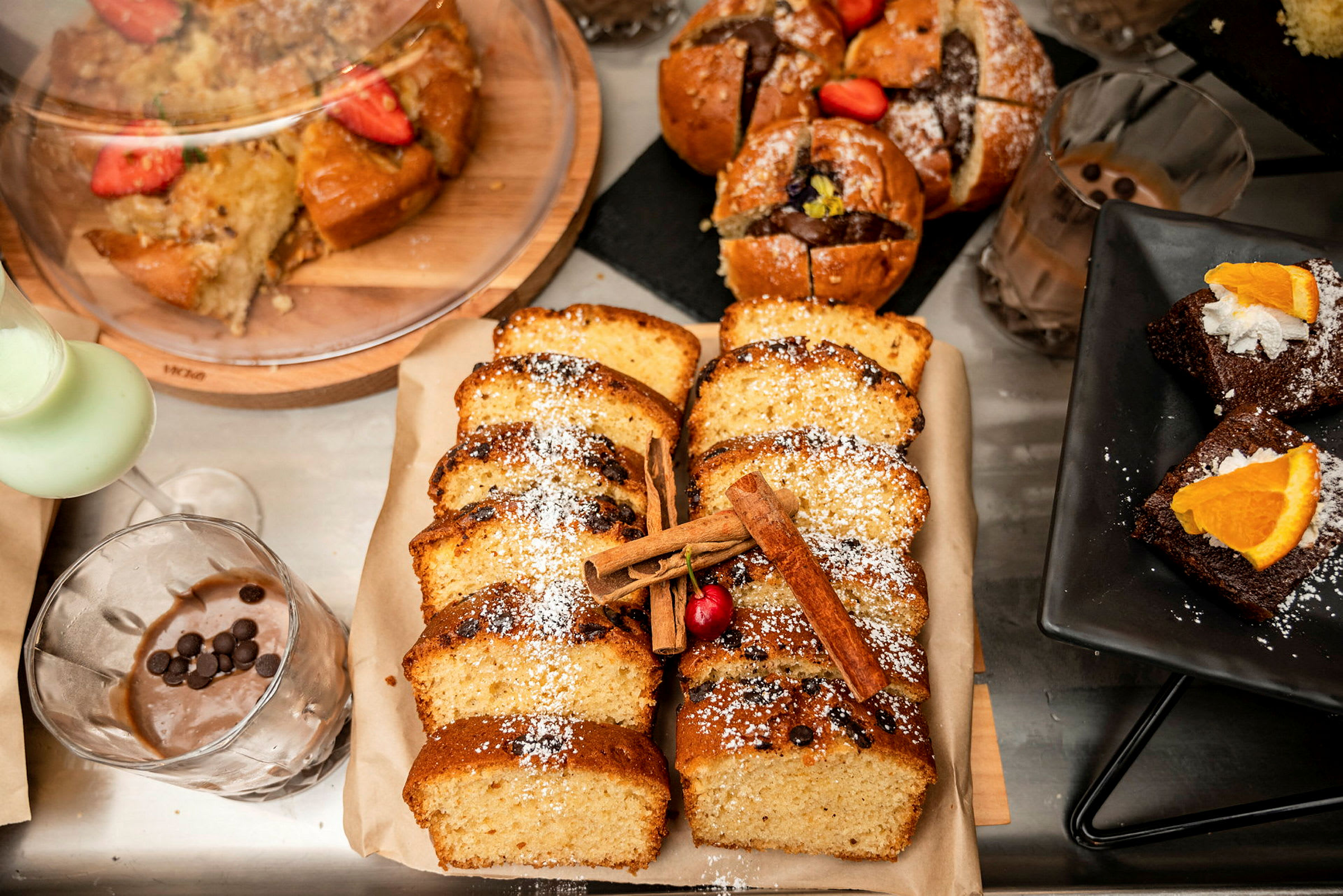 Assorterade bakverk, inklusive skivade kakor, muffins och brownies med dekorationer. (AI-genererad text)