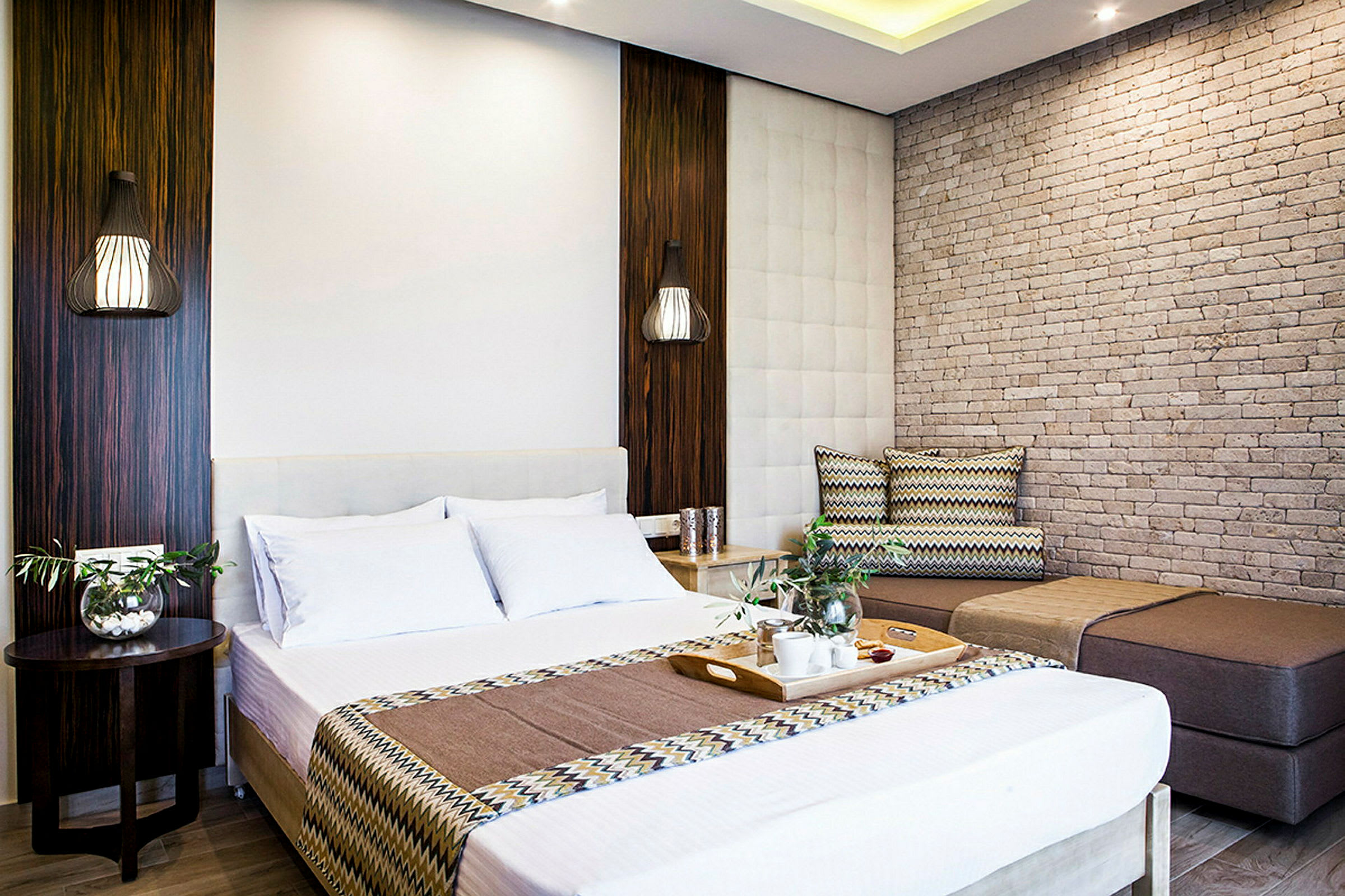 Ett hotellrum med en säng och en sittplats. (AI-genererad text)