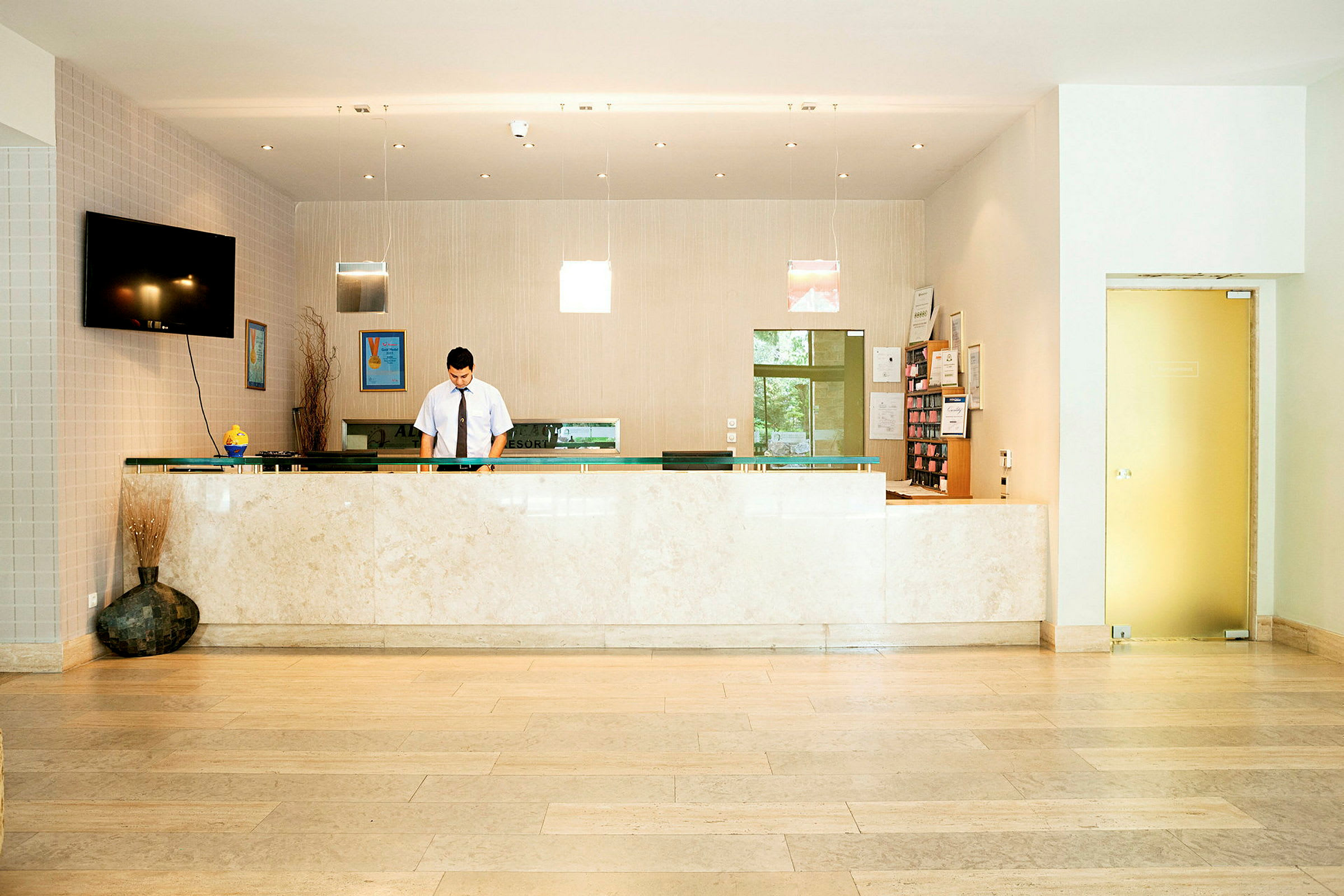 Reception med marmordisk, moderna möbler och väggdekorationer. (AI-genererad text)