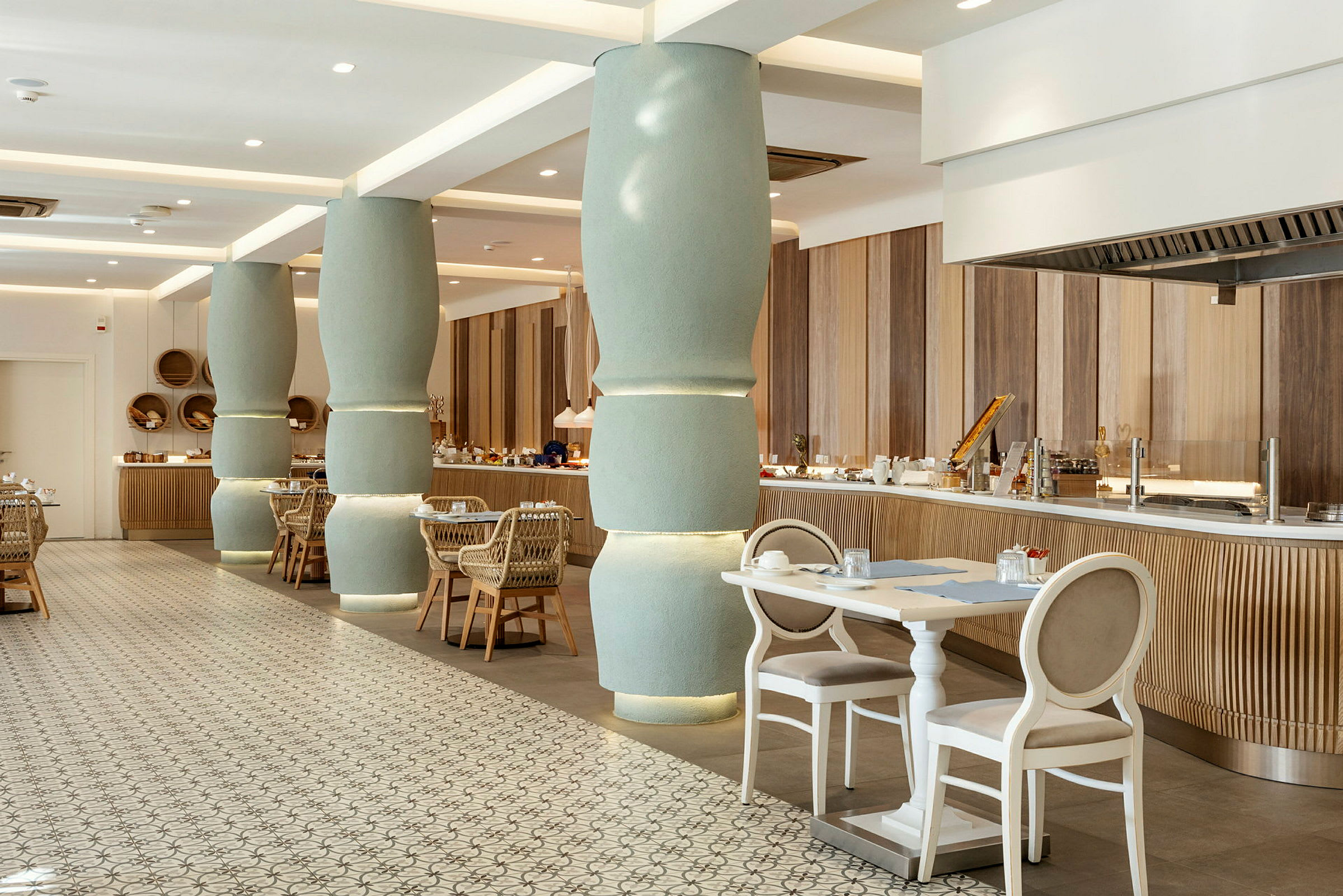 Modern restaurang med matbord och stora pelare. (AI-genererad text)