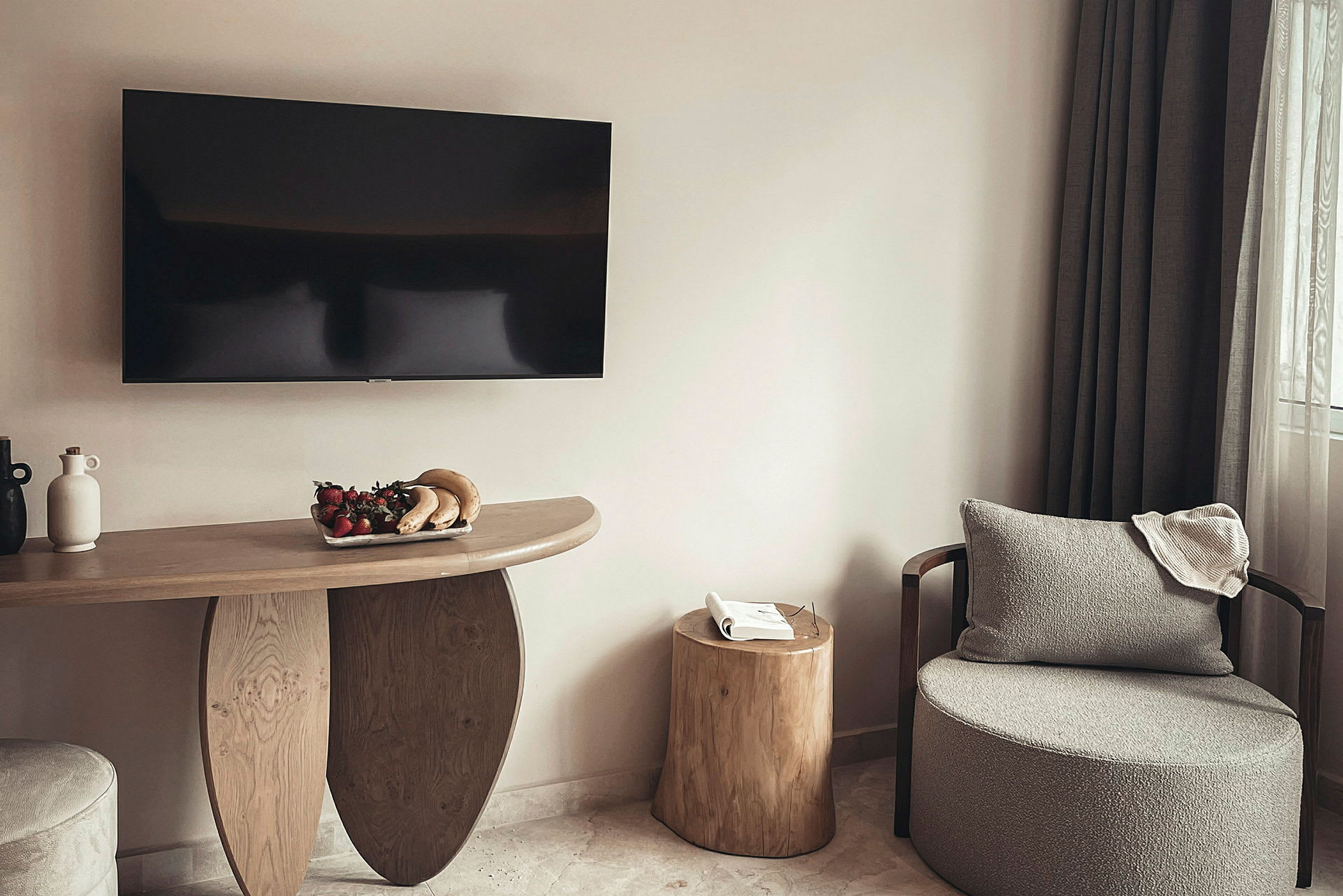 Vardagsrum med väggmonterad TV, trämöbler och soffa. (AI-genererad text)