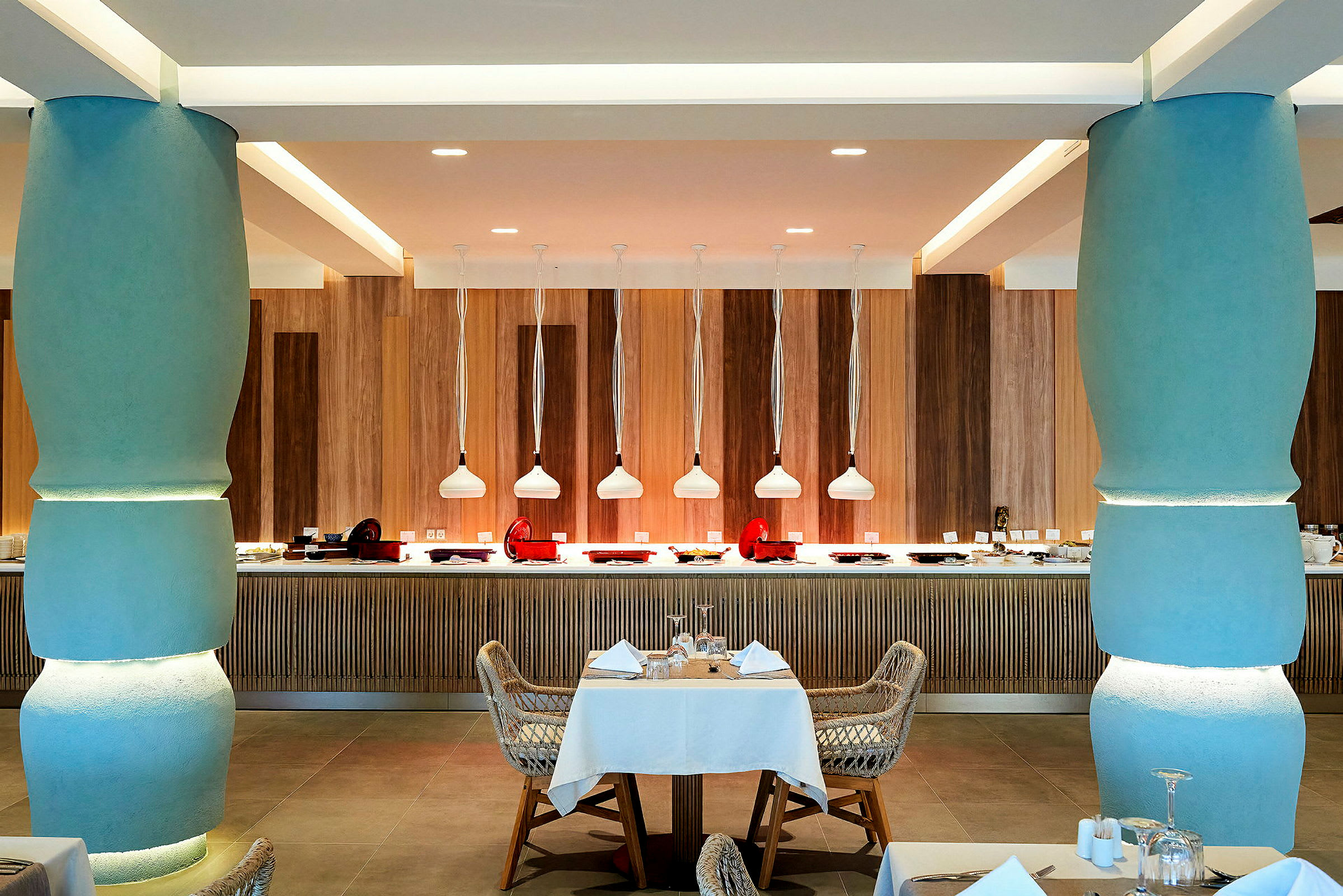 En modern restaurang med dukade bord och hängande lampor. (AI-genererad text)