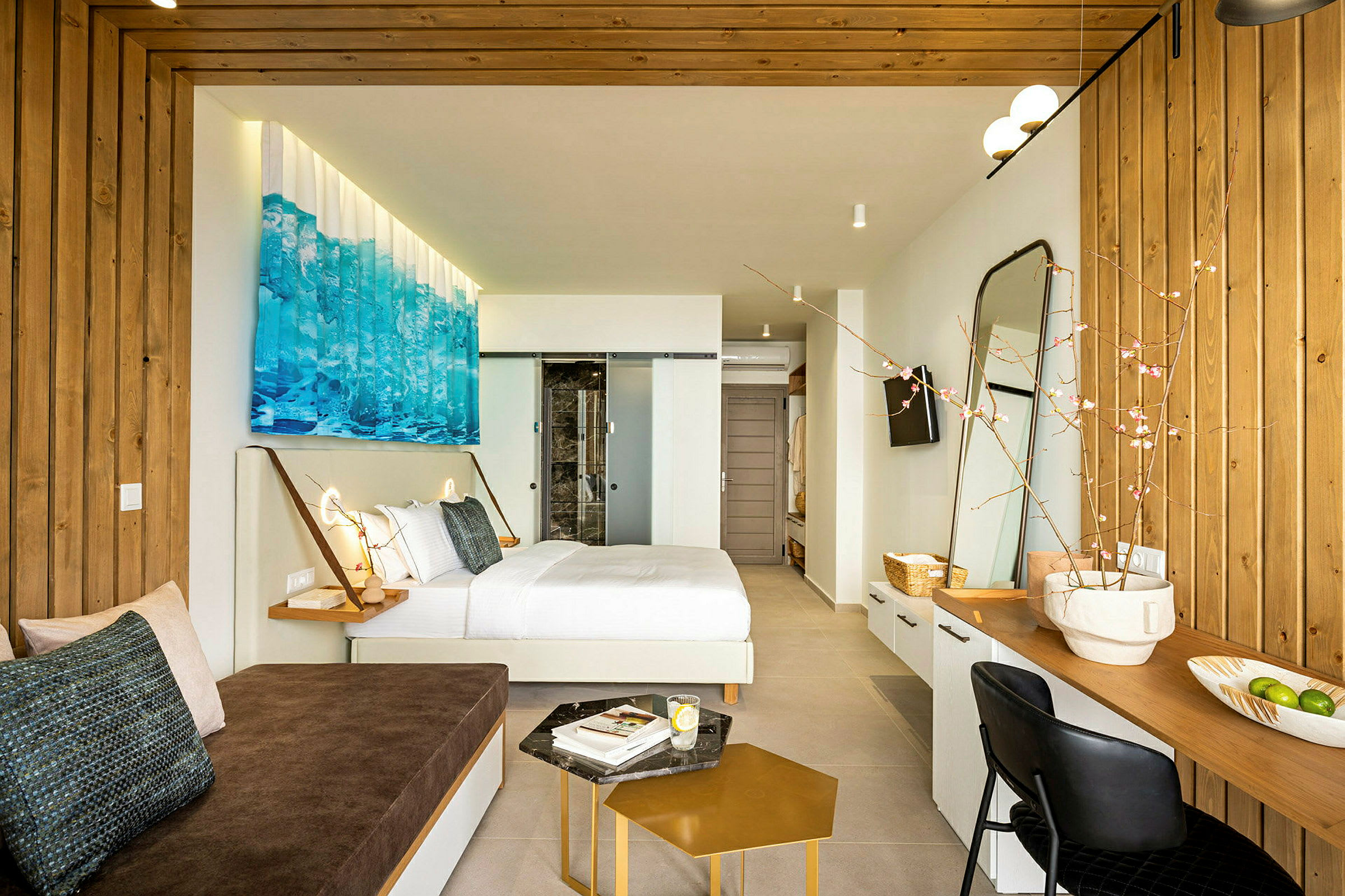 Ett stilfullt hotellrum med en säng, sittmöbler, väggdekoration och träpaneler. (AI-genererad text)