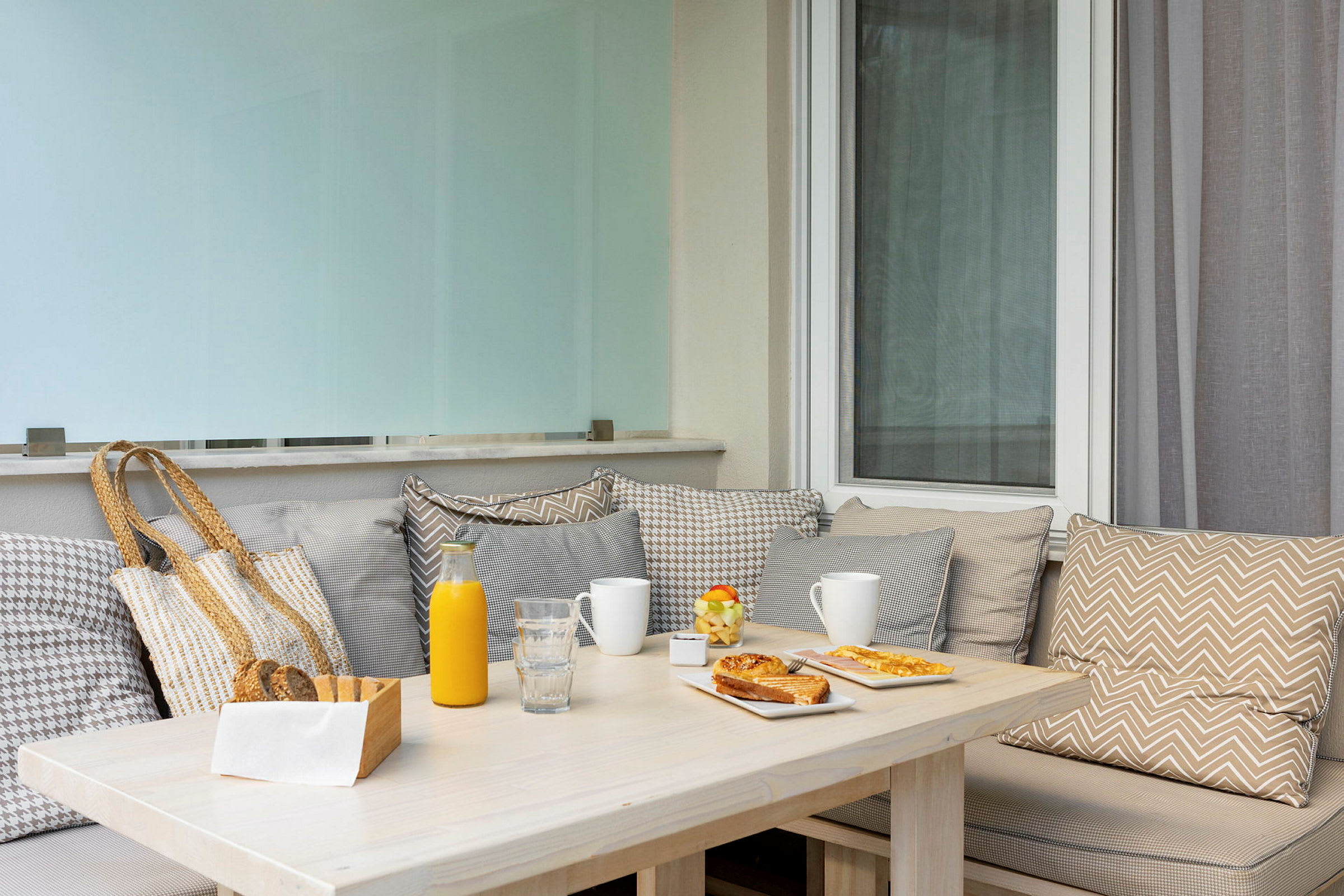 En uteplats med bord, korg och frukostservering. (AI-genererad text)