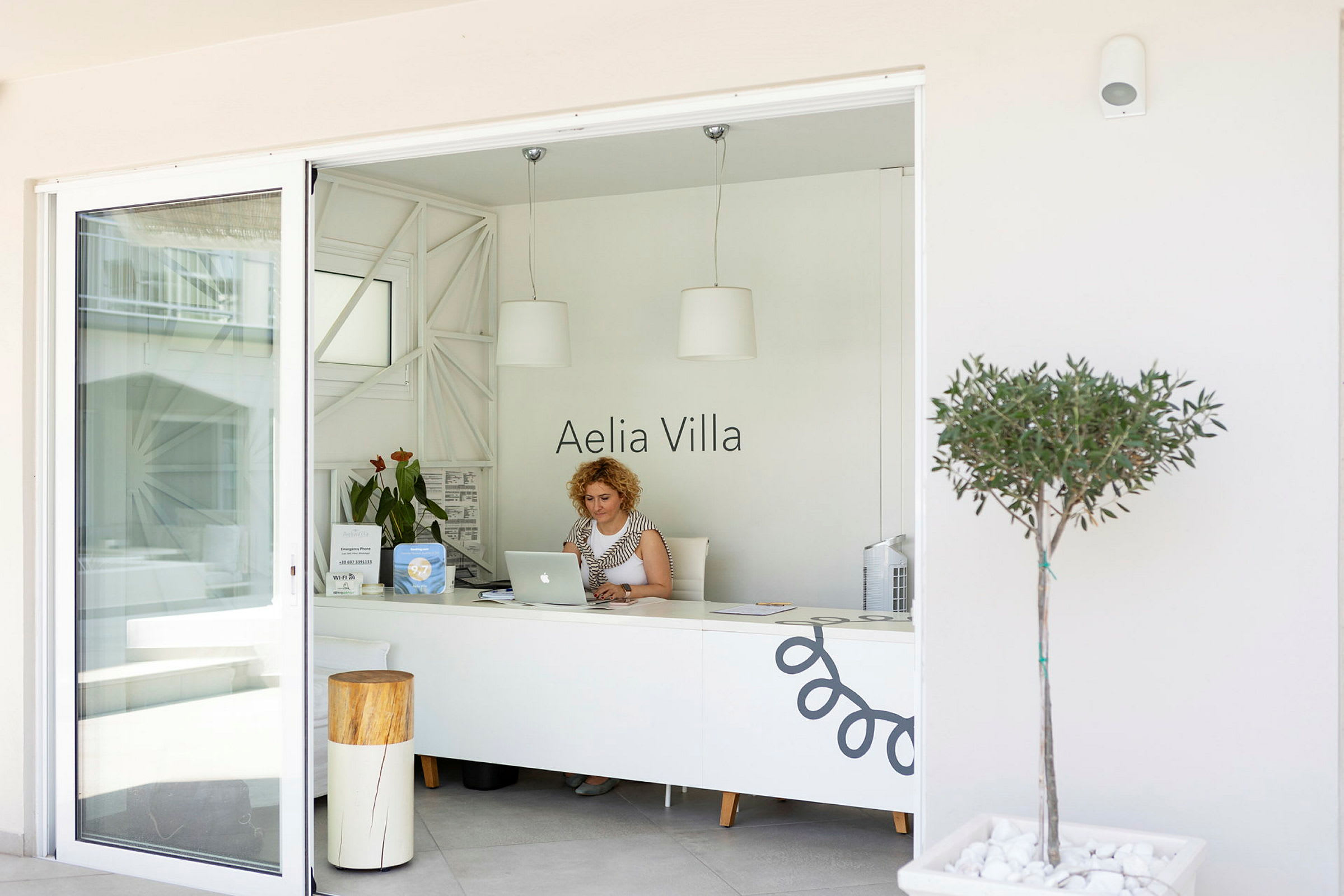 Receptionen vid Aelia Villa med ett skrivbord och dekorationer. (AI-genererad text)