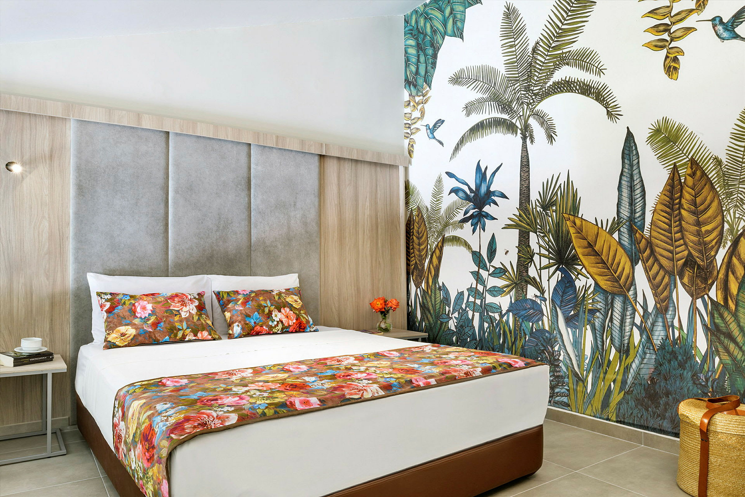 Hotellrum med blomsterdekorerad säng och tropisk väggmålning. (AI-genererad text)