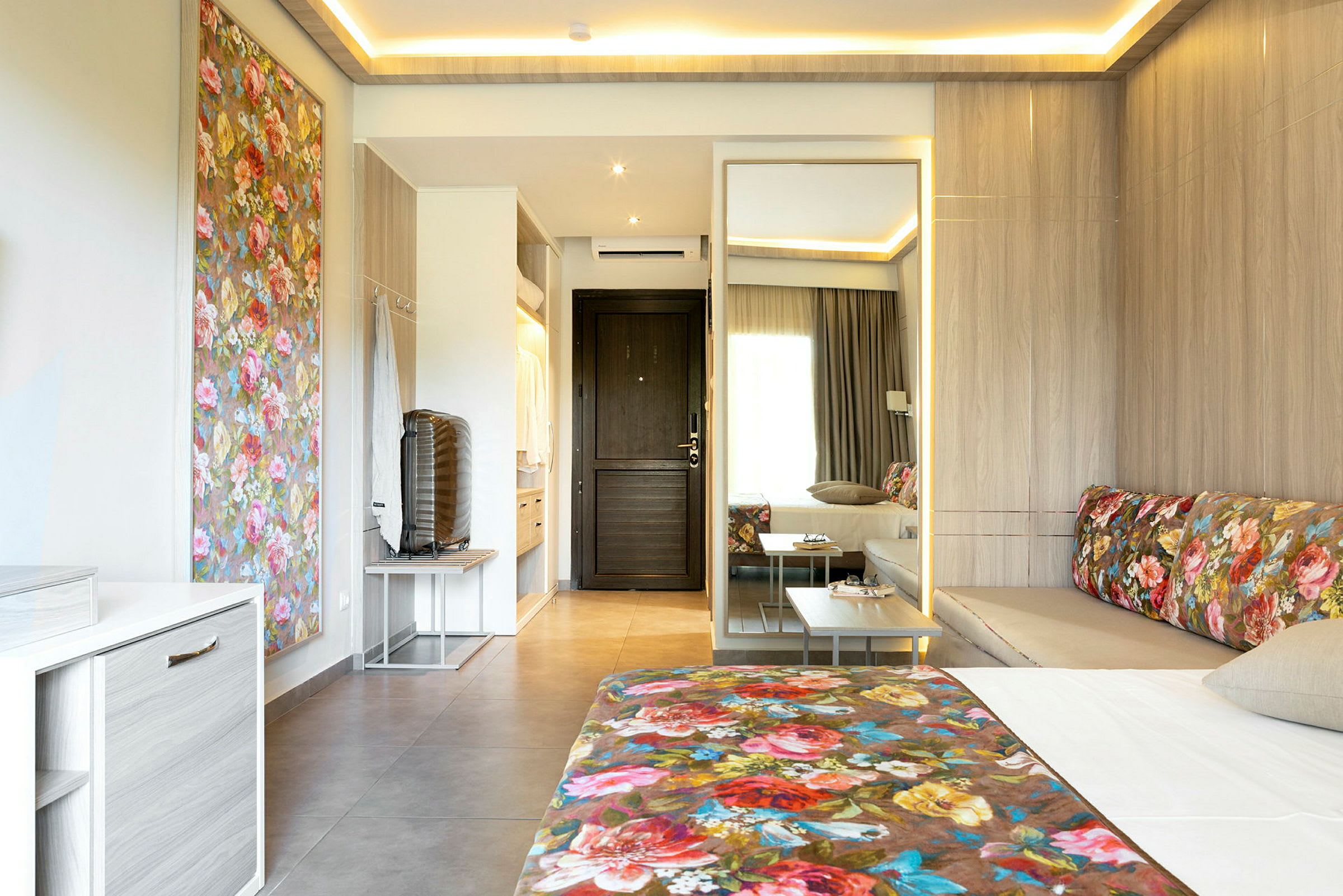 Hotellrum med blommiga textilier och en modern inredning. (AI-genererad text)