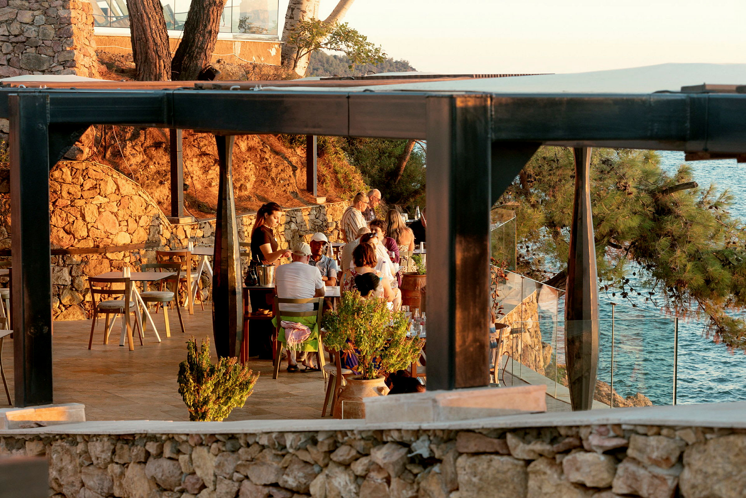 Restaurang med uteservering vid havet. (AI-genererad text)