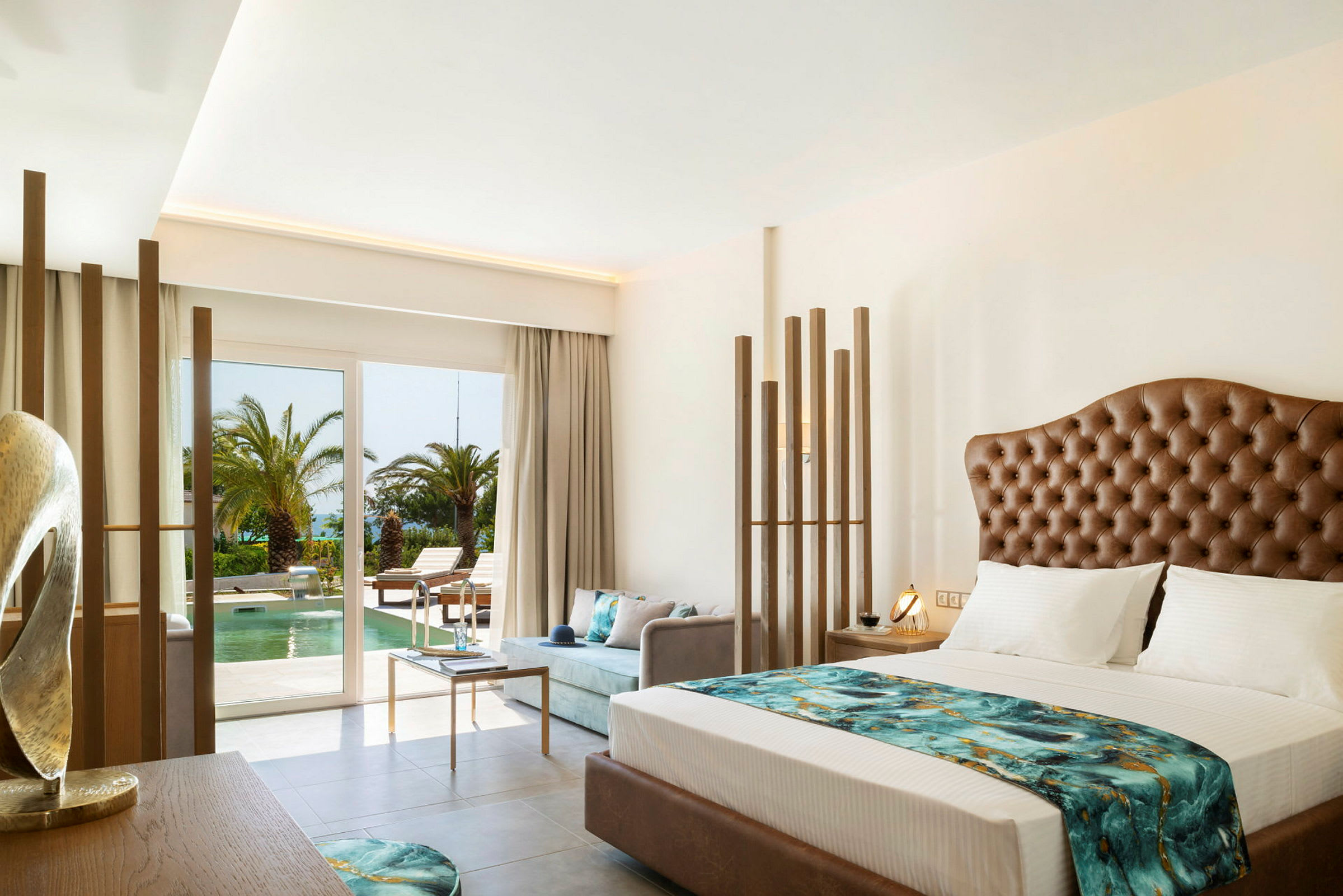 Ett hotellrum med modern inredning, utsikt över en pool och palmer utanför. (AI-genererad text)