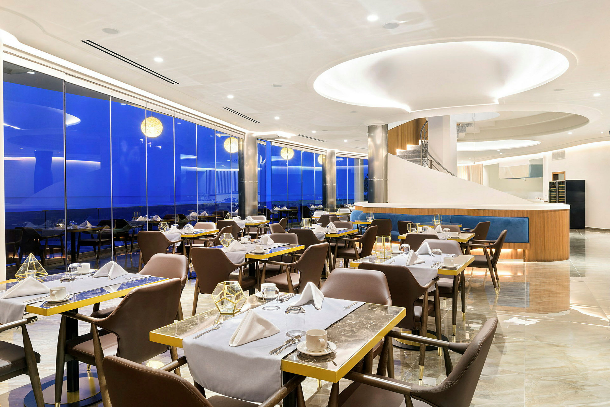 En modern restaurang med utsikt mot blanka glasfönster. (AI-genererad text)