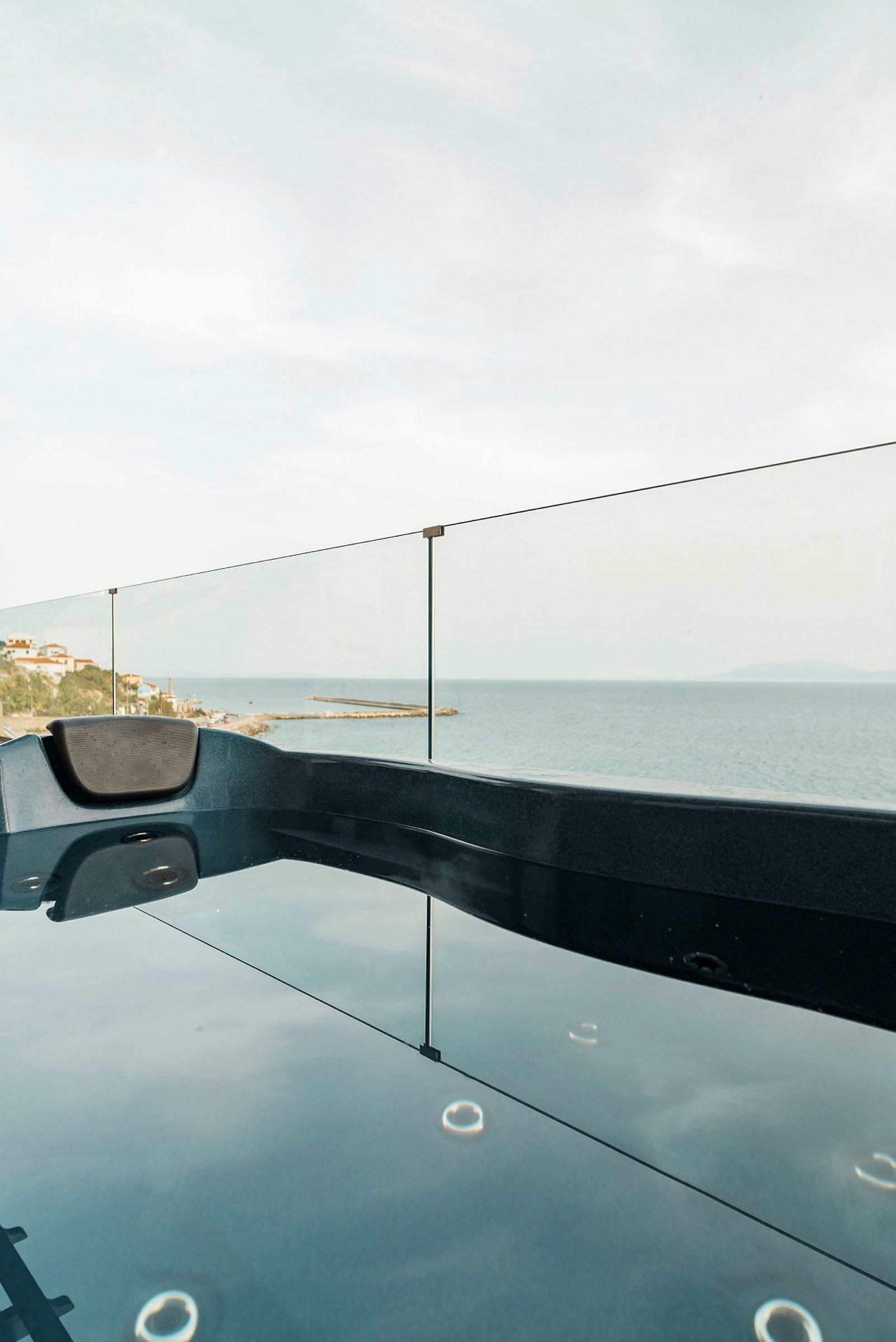 Utomhusjacuzzi med havsutsikt. (AI-genererad text)