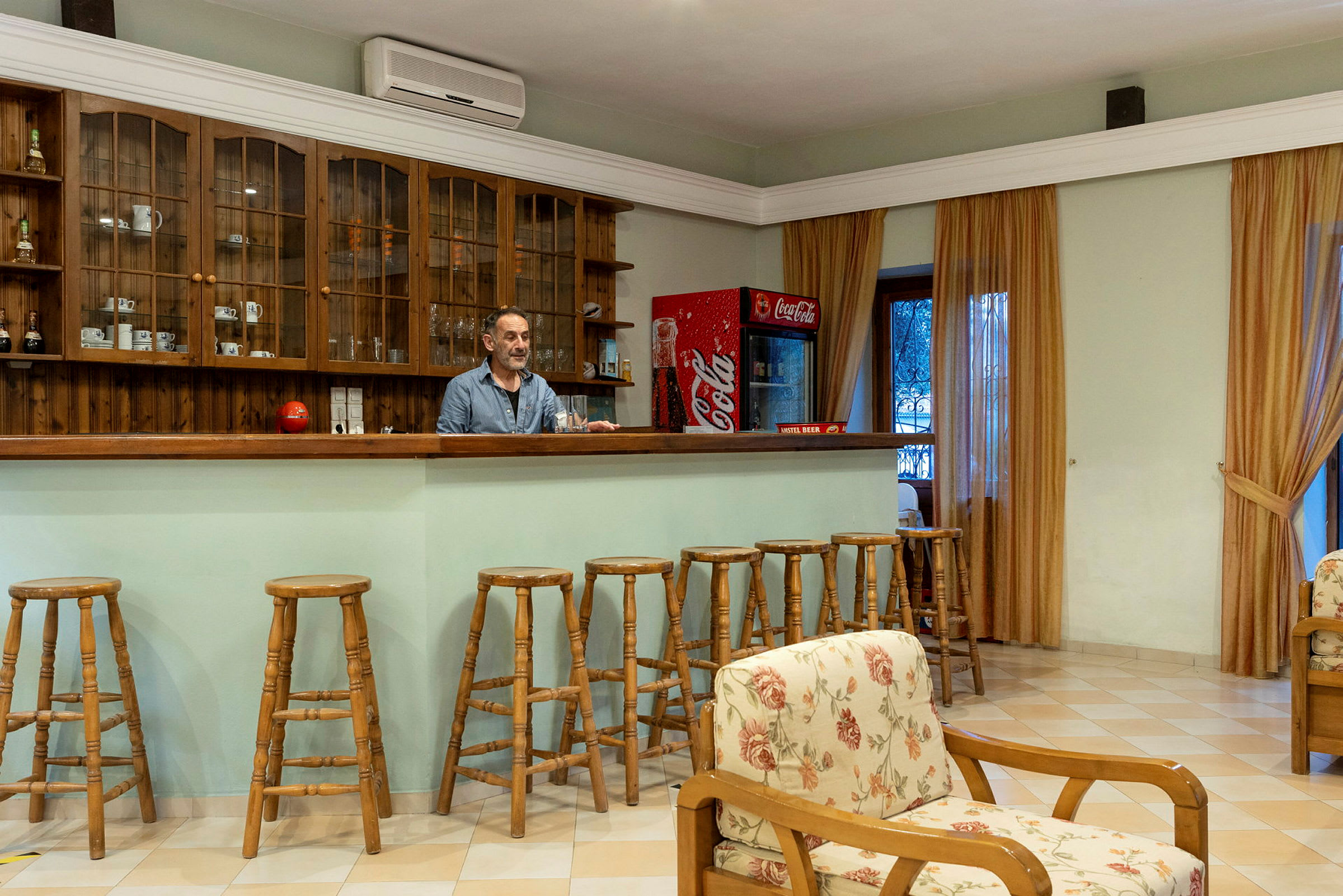 En bar med träinredning och sittplatser framför. (AI-genererad text)