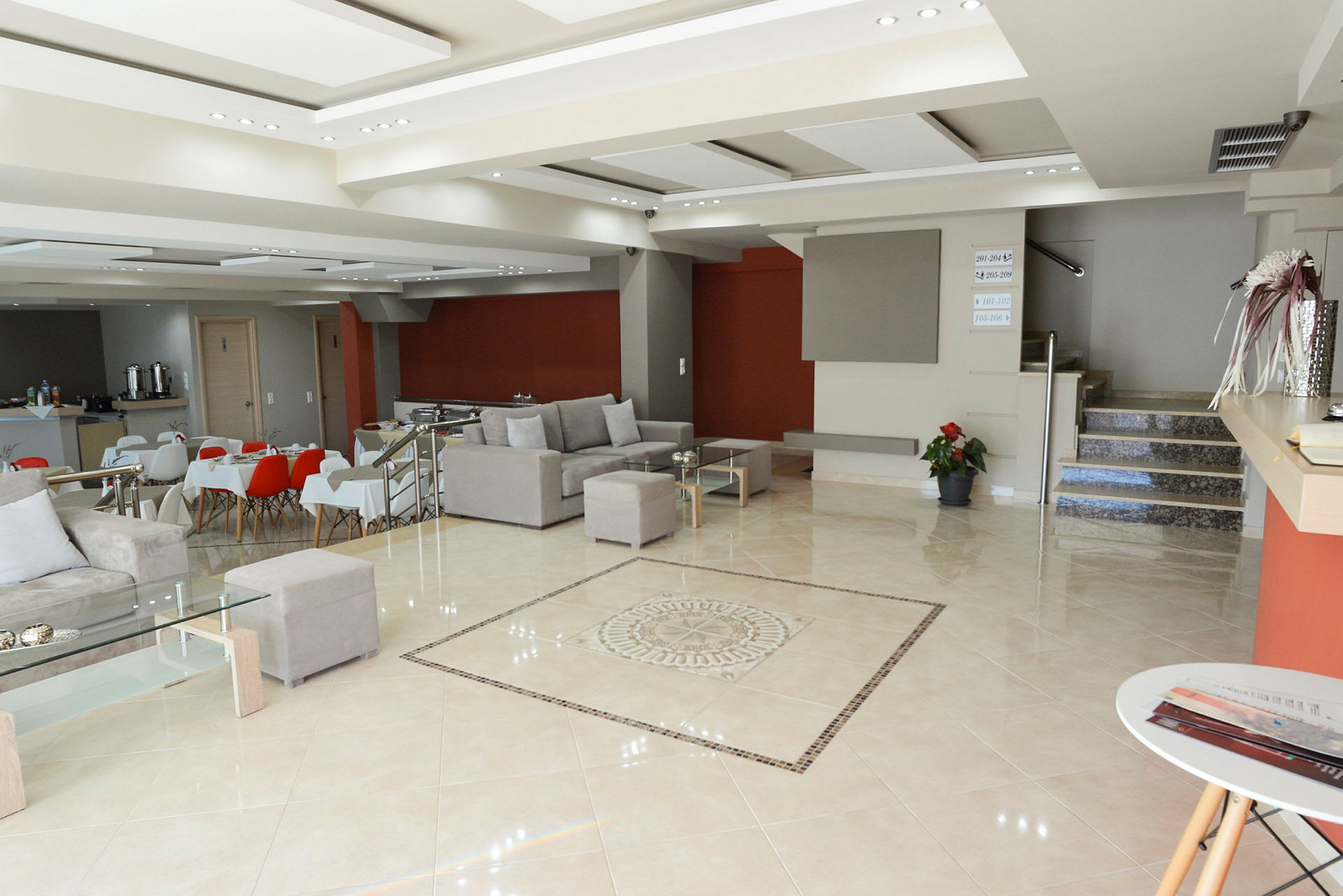 Ljus och modern lobby med sittmöbler och dekoration. (AI-genererad text)