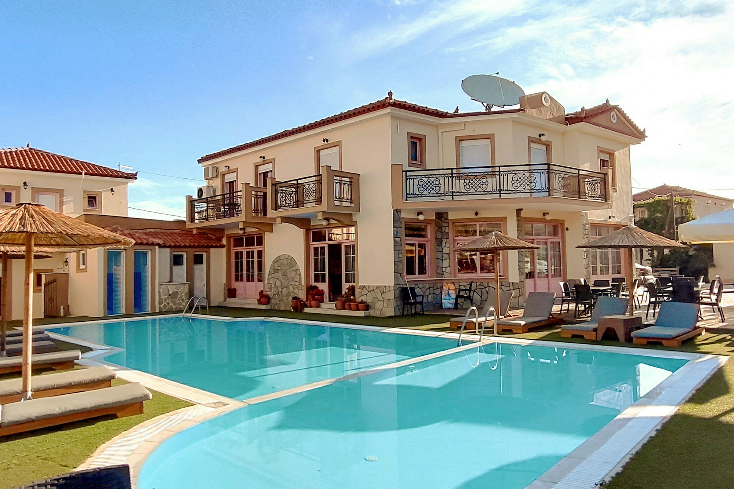 Hotell med pool och solstolar. (AI-genererad text)