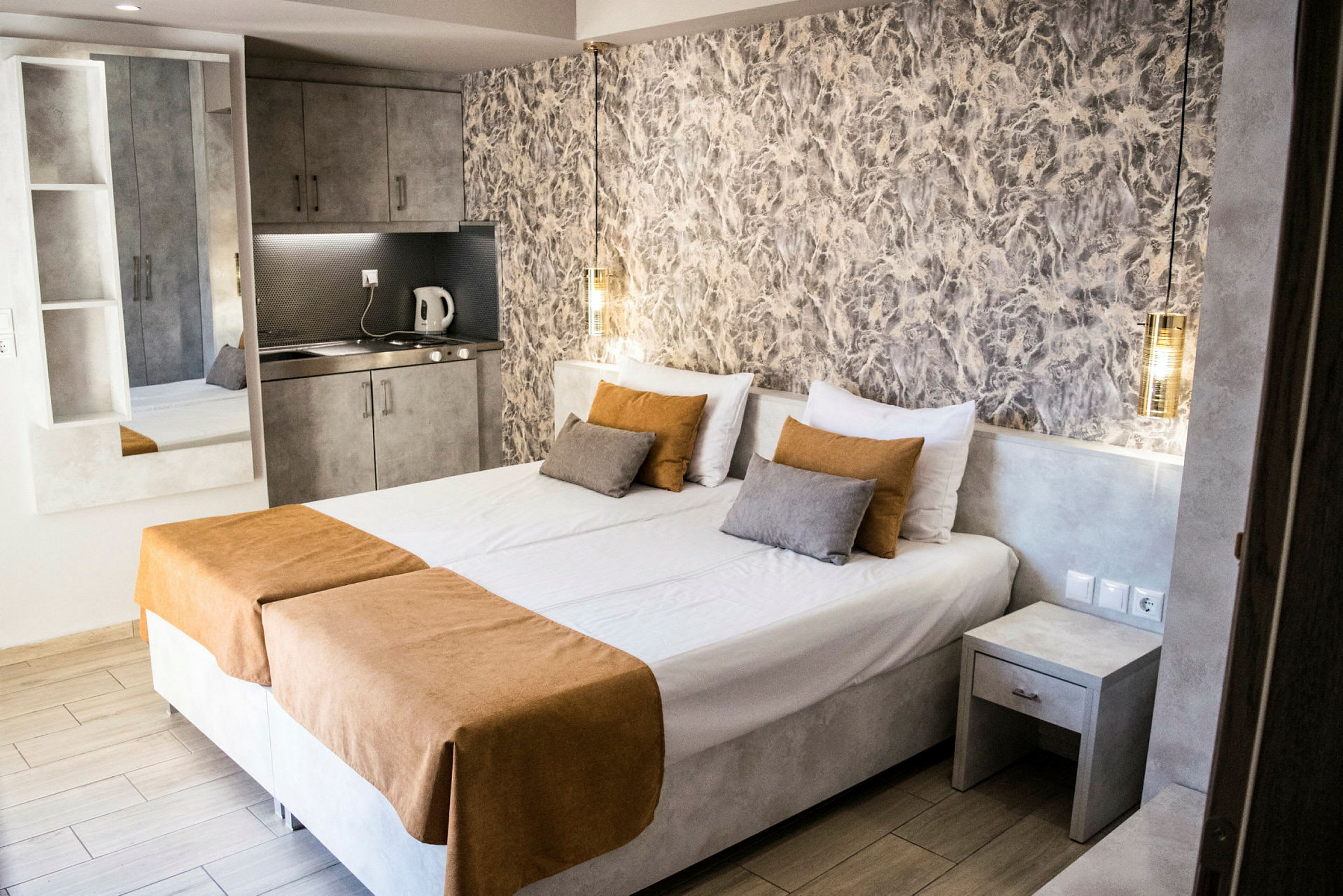 Hotellrum med dubbelsäng och inredning. (AI-genererad text)