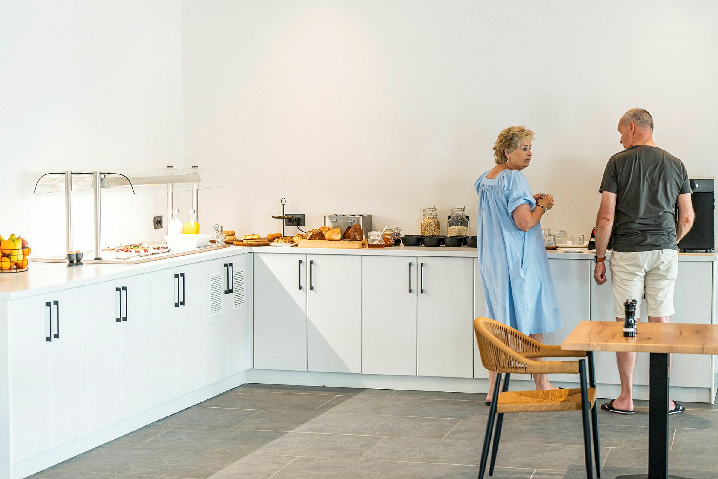 Bufféområde med olika matalternativ och drycker. (AI-genererad text)