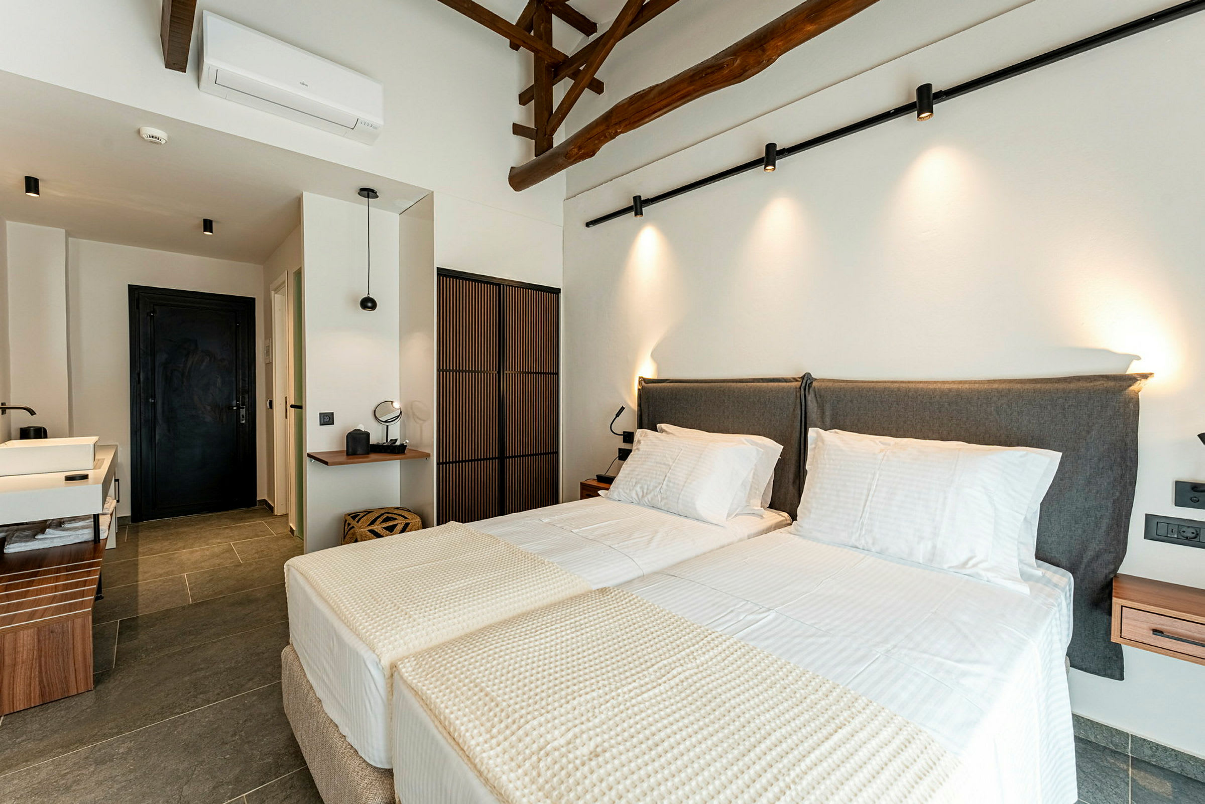 Två bäddade enkelsängar i ett hotellrum. (AI-genererad text)