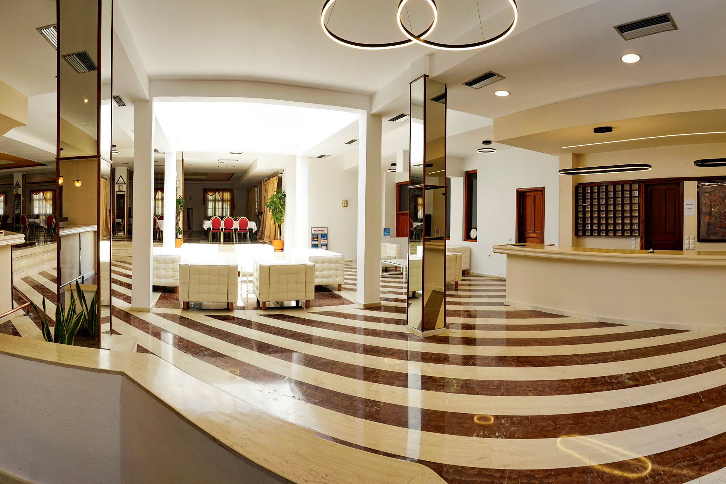 Modern hotellobby med receptionsområde och sittplatser. (AI-genererad text)