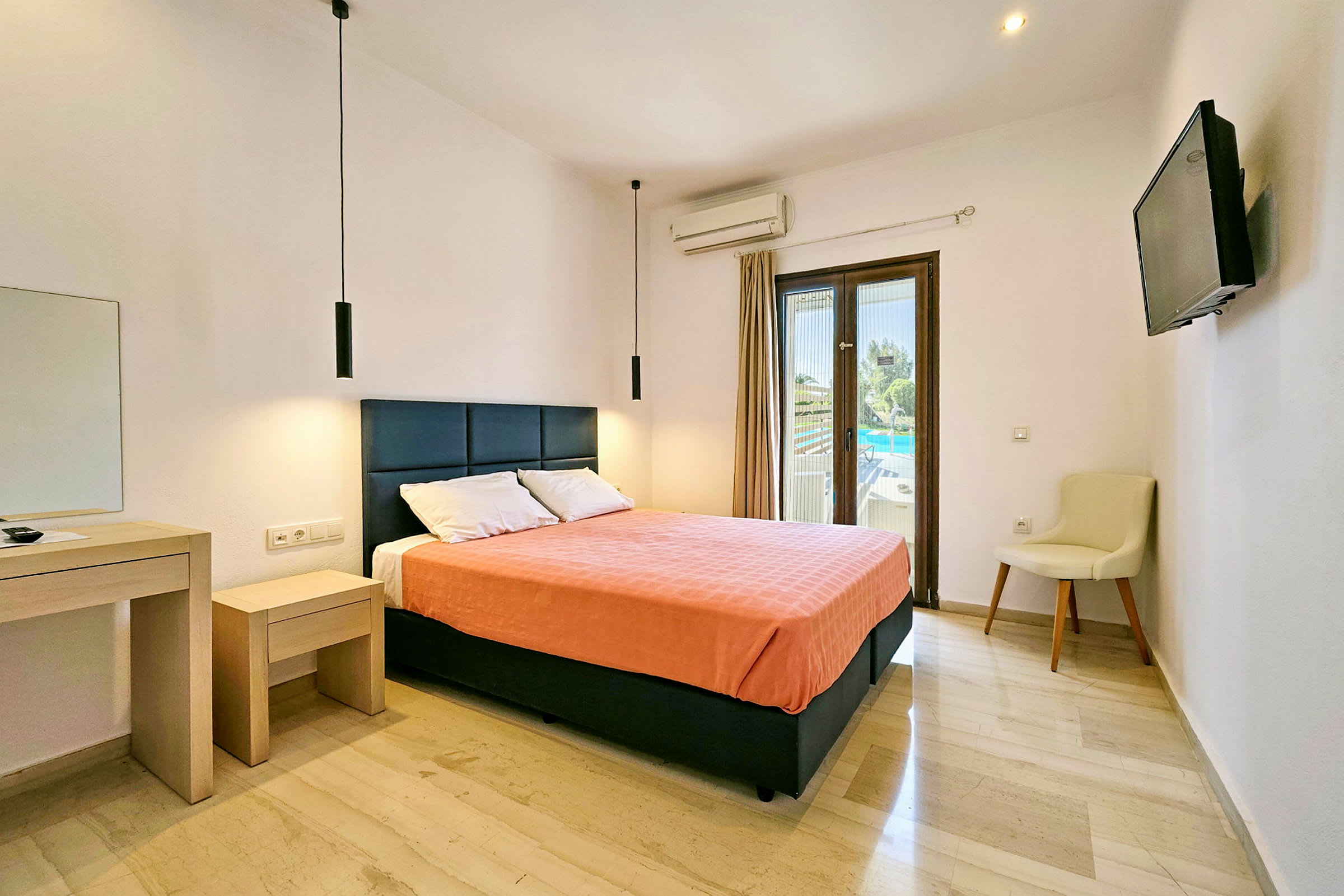Ett hotellrum med en dubbelsäng och en modern design. (AI-genererad text)