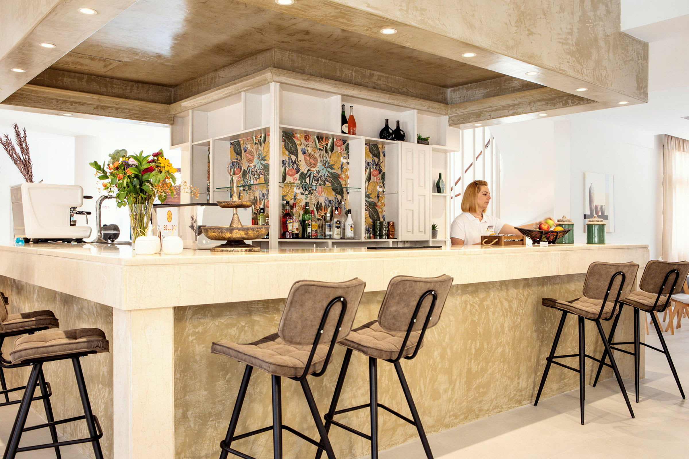 En elegant hotellbar med stolar, blommor och dekorativ bakgrund. (AI-genererad text)