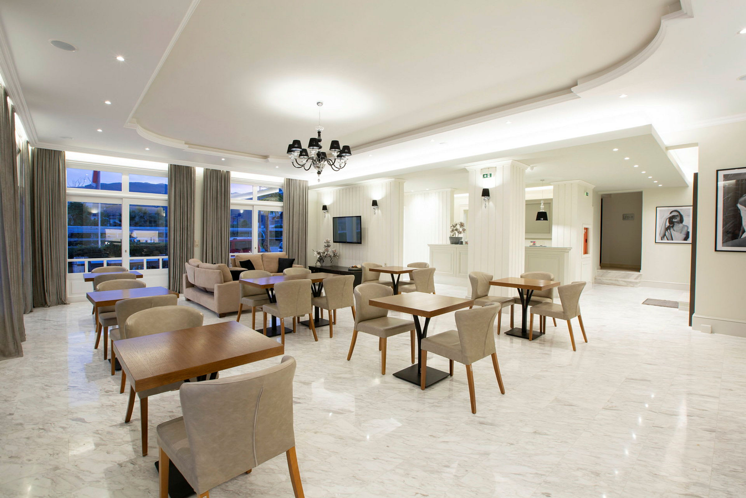 Ett elegant hotellrum med moderna möbler och stilren inredning. (AI-genererad text)