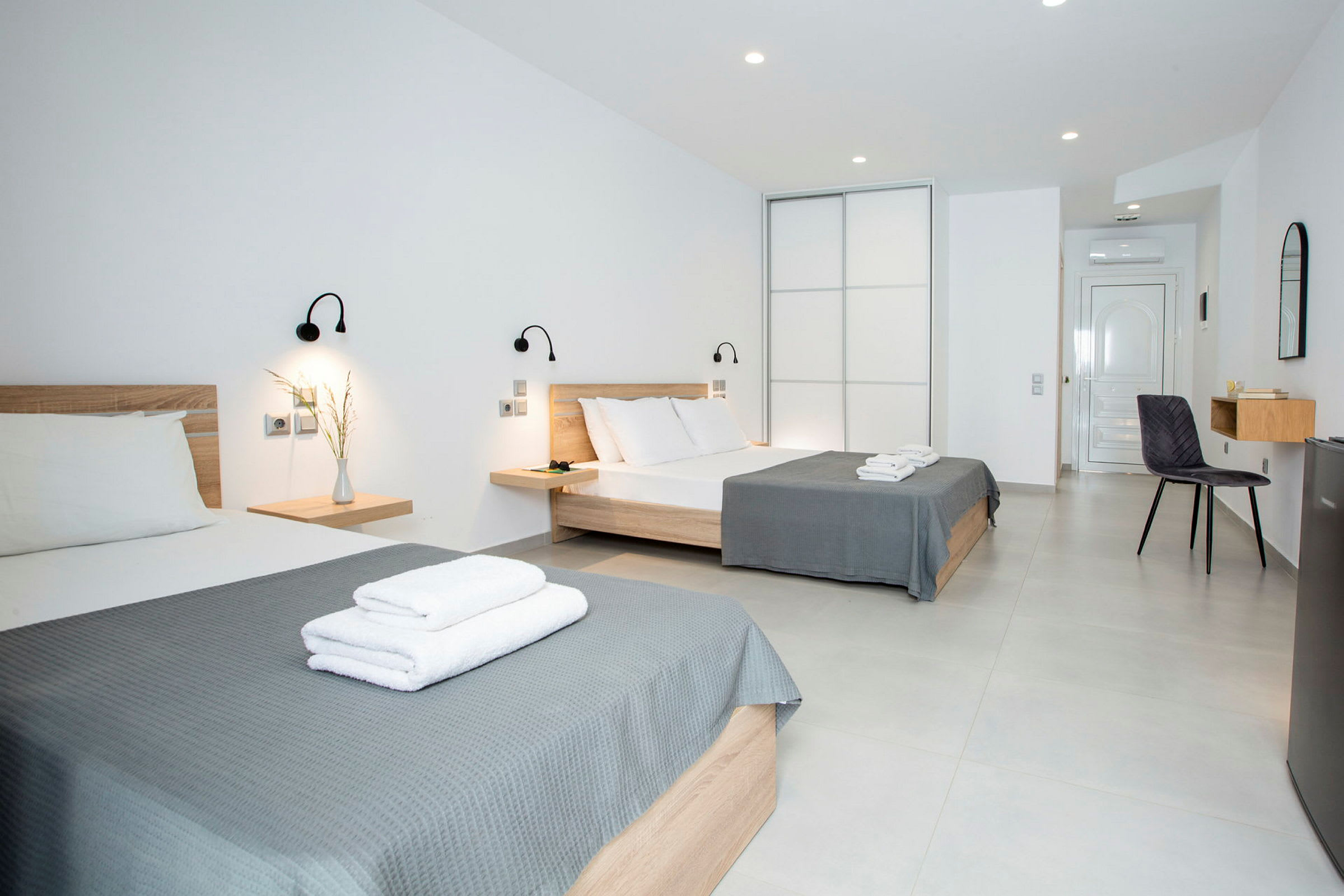 Hotellrum med två bäddar och modern inredning. (AI-genererad text)