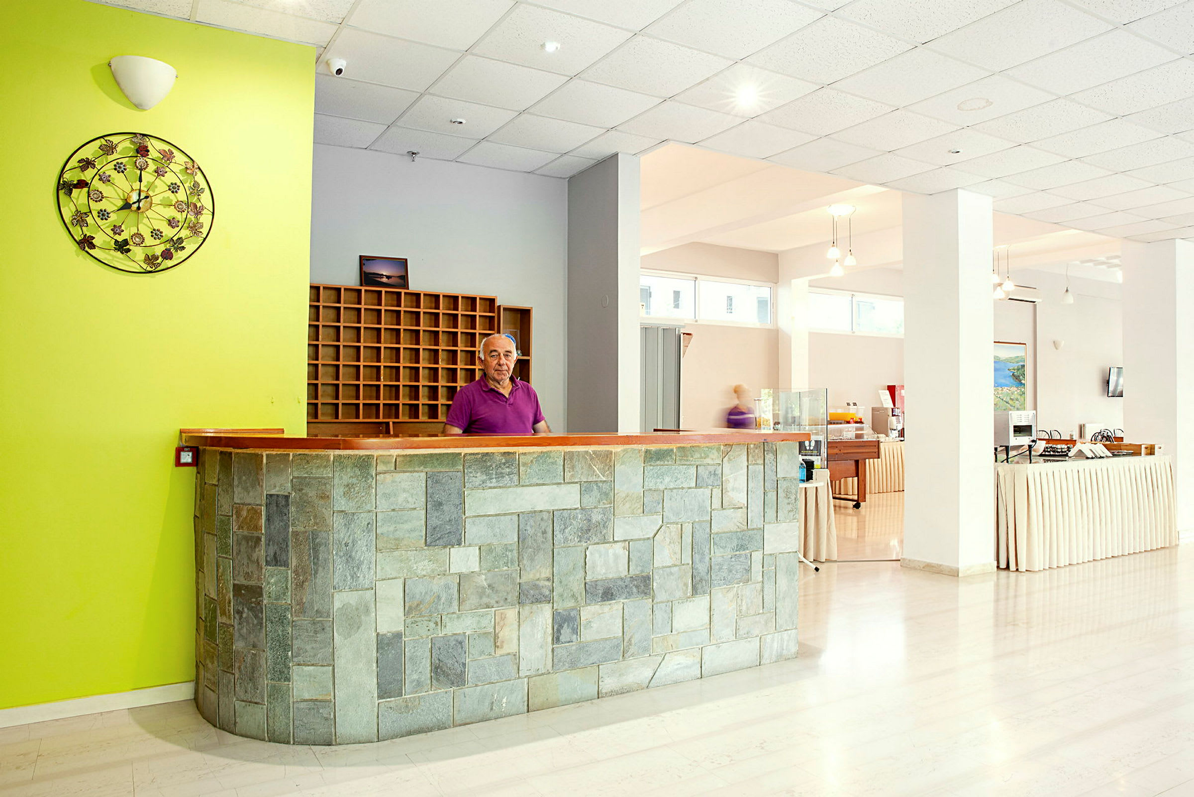 Receptionens disk med stenfront och ljus bakgrund. (AI-genererad text)