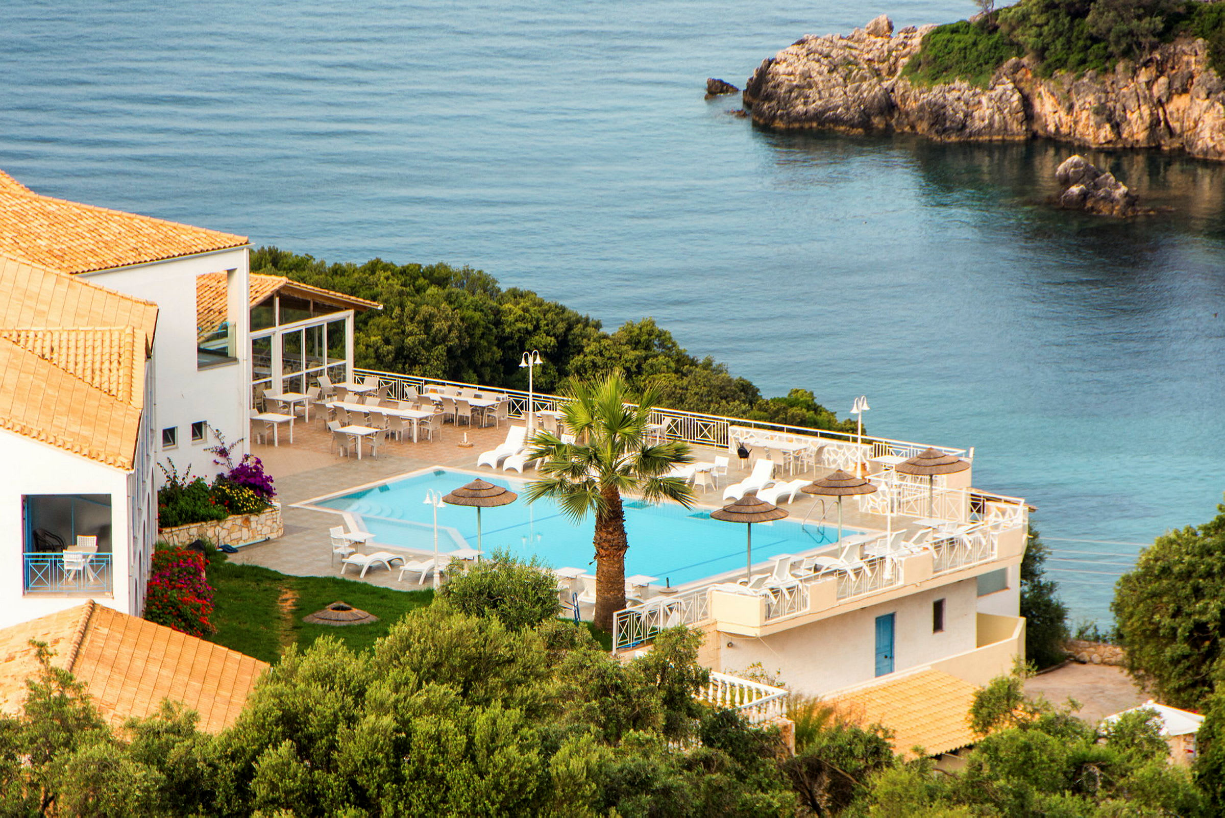 Hotell med pool vid havet. (AI-genererad text)