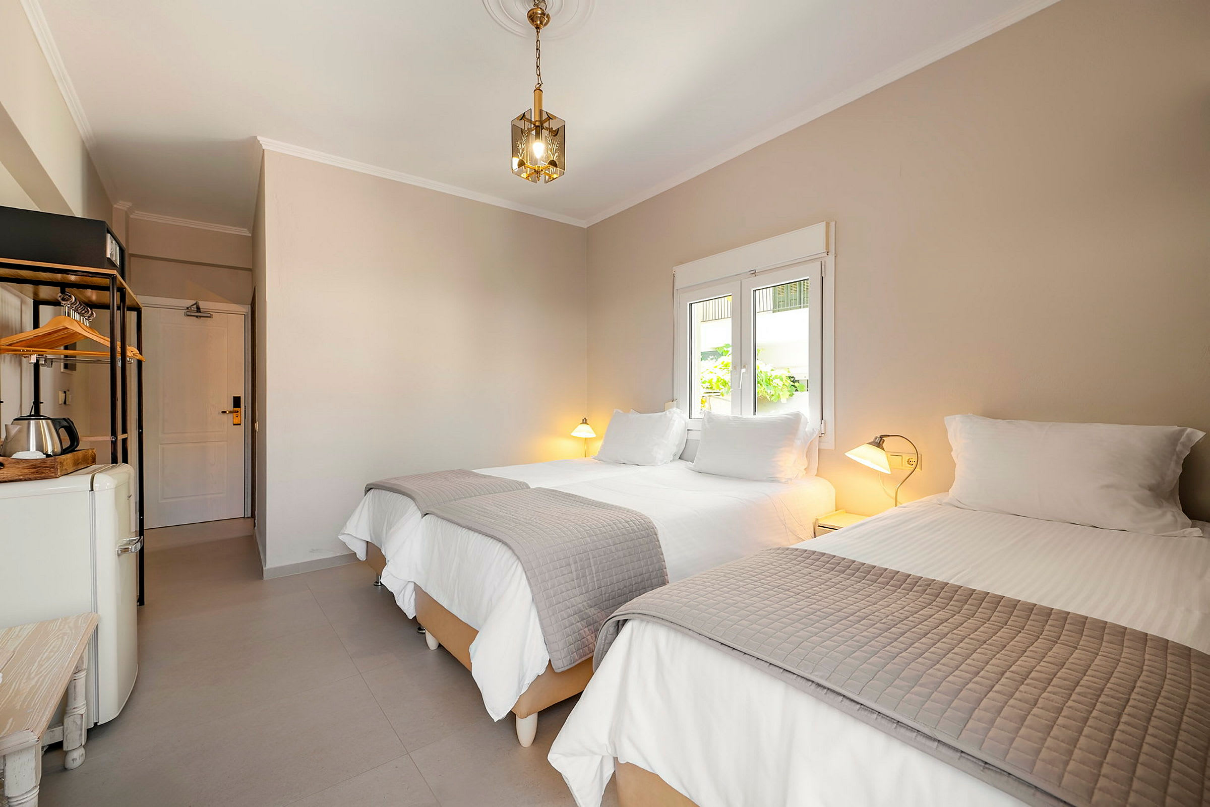 Hotellrum med två sängar och neutrala färger. (AI-genererad text)