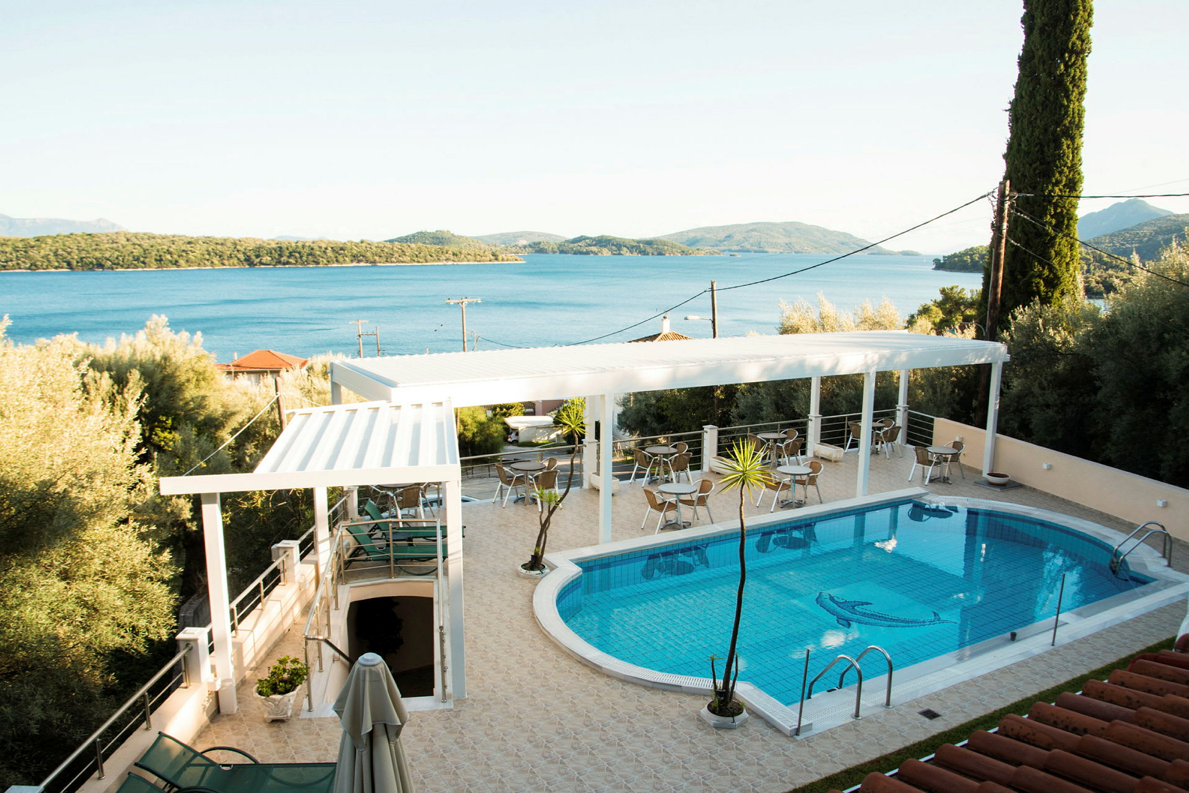 En swimmingpool vid ett hotell med utsikt över havet. (AI-genererad text)