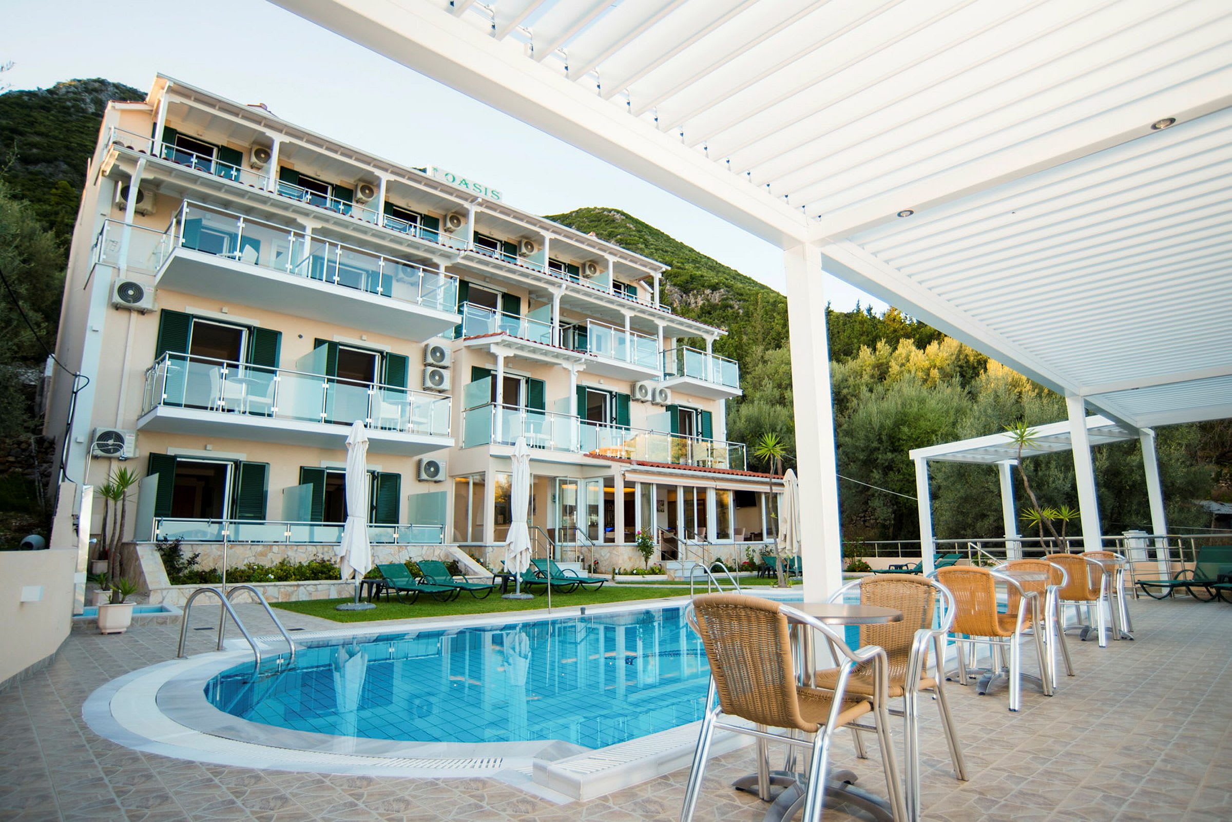 Ett hotell med fler våningar framför en pool och utemöbler. (AI-genererad text)