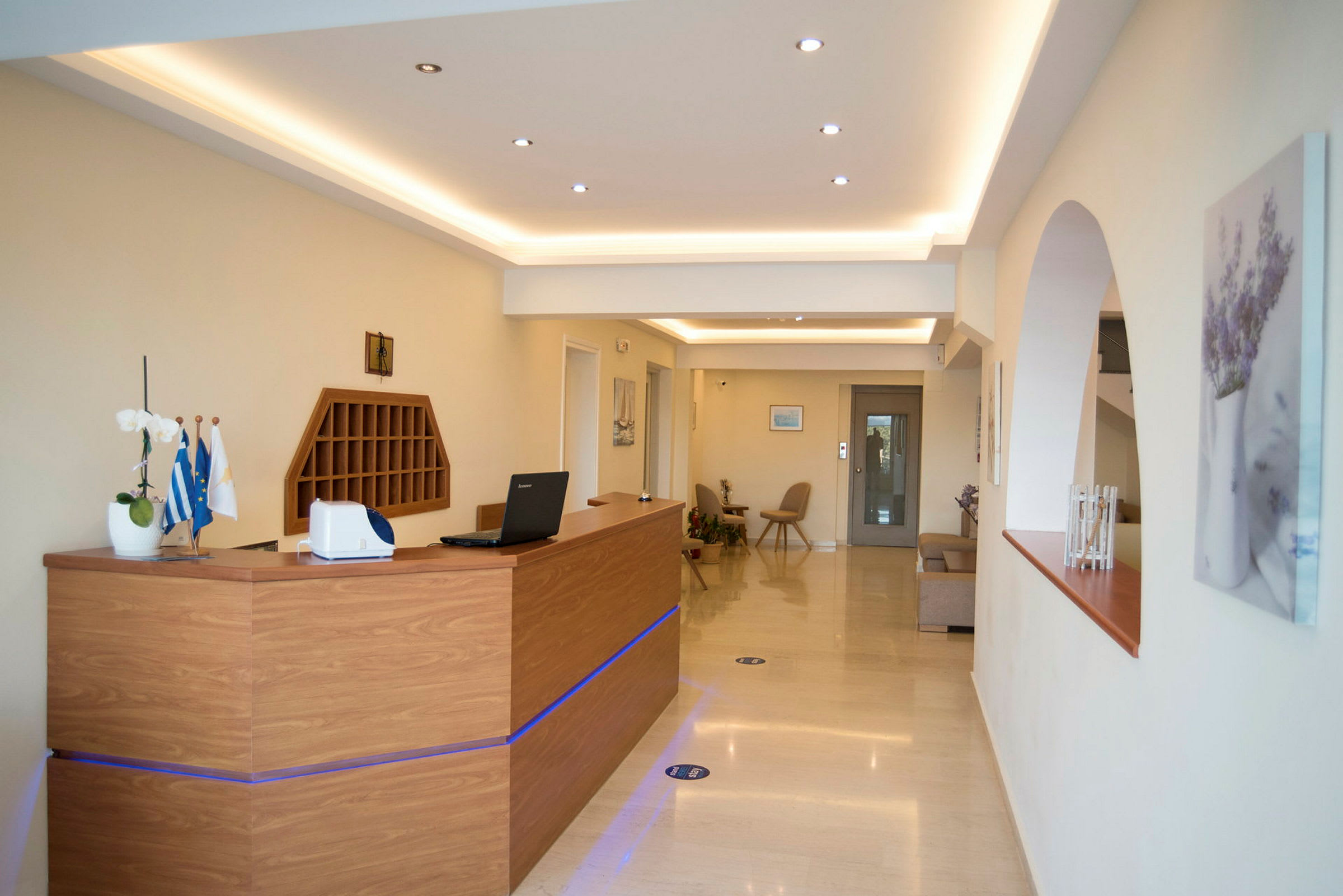 Reception och lobby med modern design. (AI-genererad text)