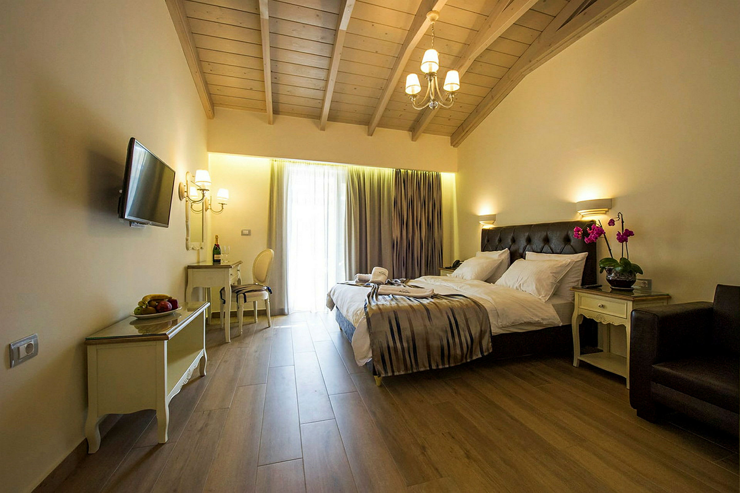 Bild visar ett hotellrum med en dubbelsäng, skrivbord och fåtölj. (AI-genererad text)