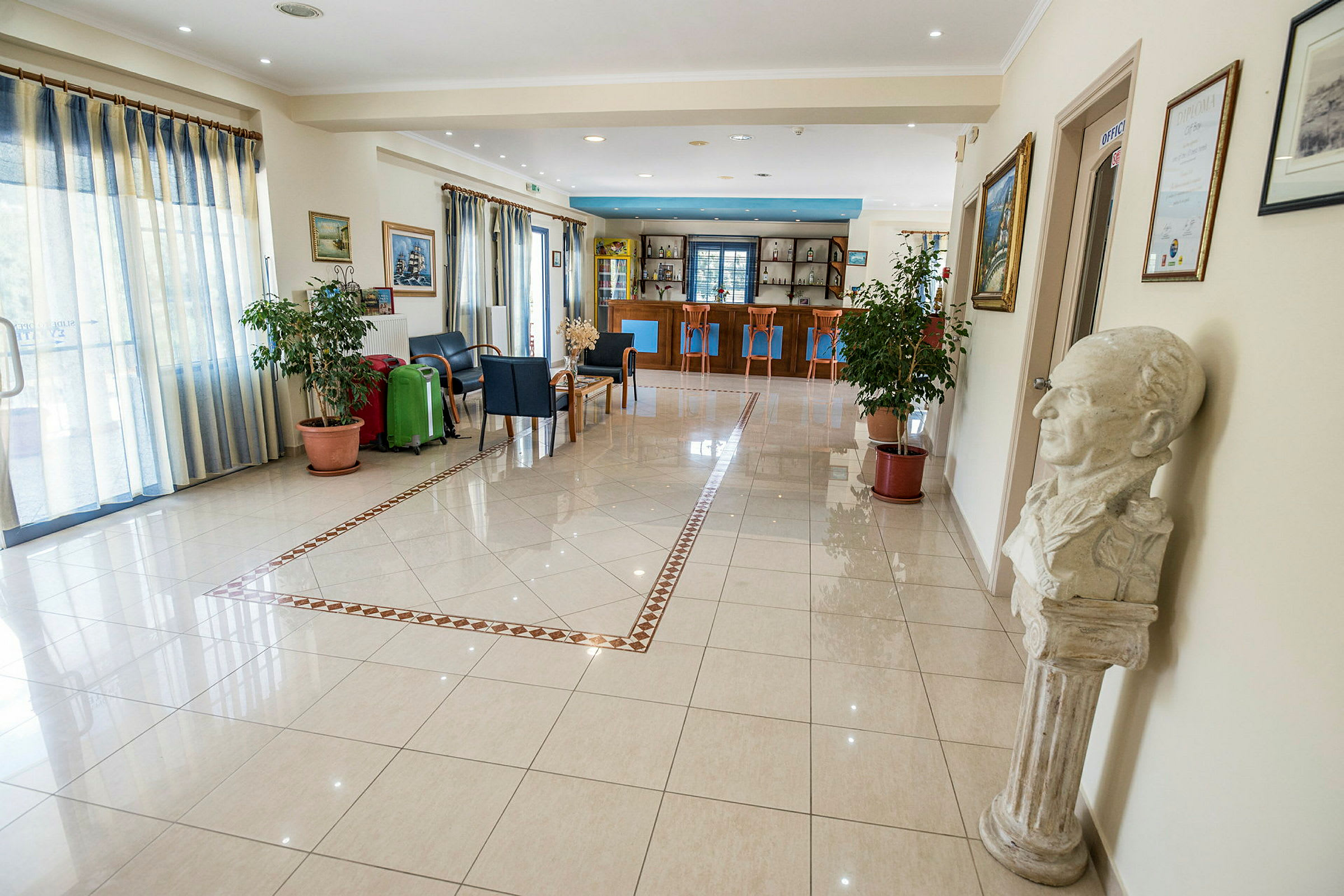 Interiör av ett hotell, med ett receptionsområde och en liten bar. (AI-genererad text)