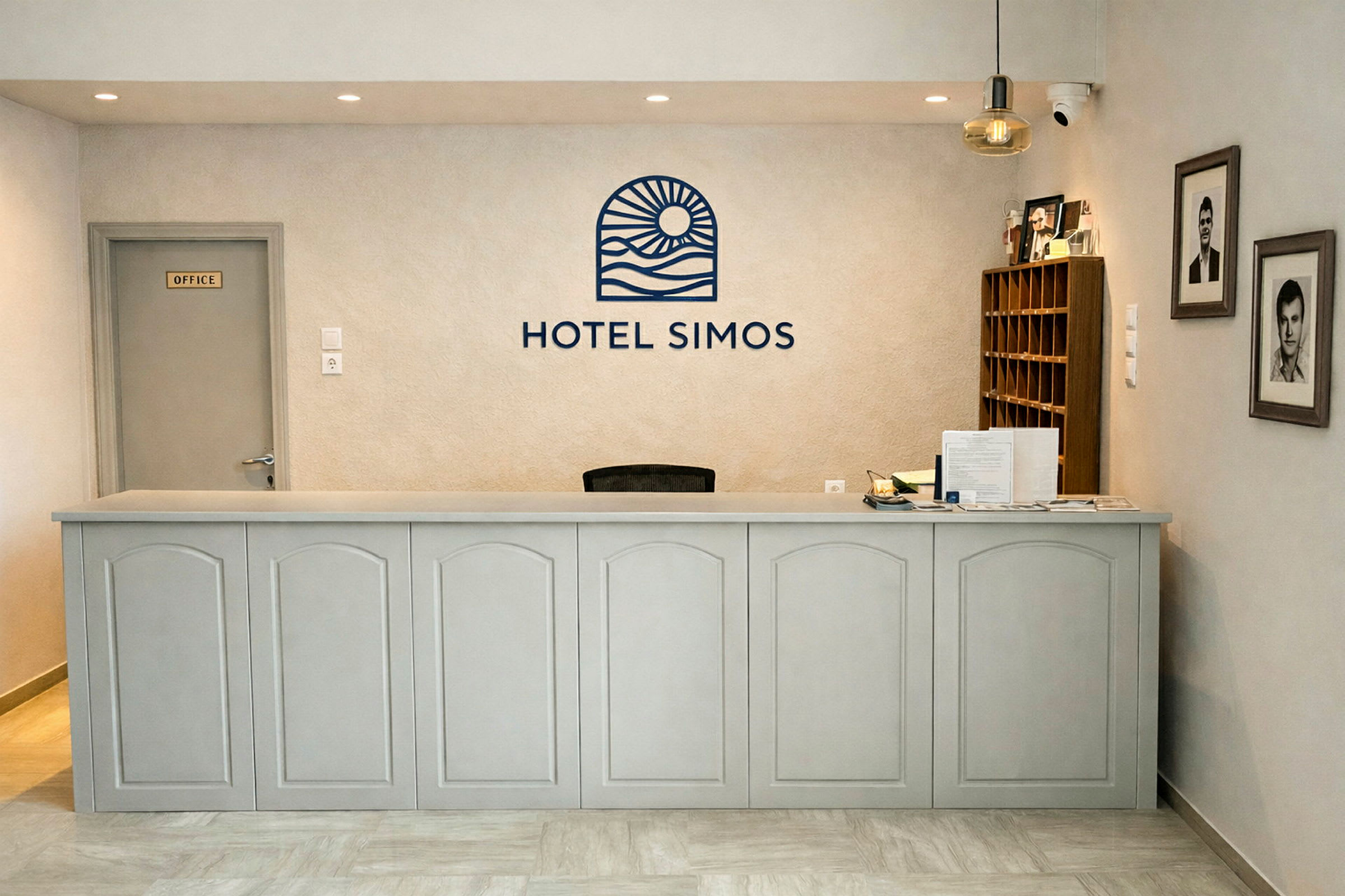 Receptionen på ett hotell med en disk, väggdekoration och hyllor. (AI-genererad text)