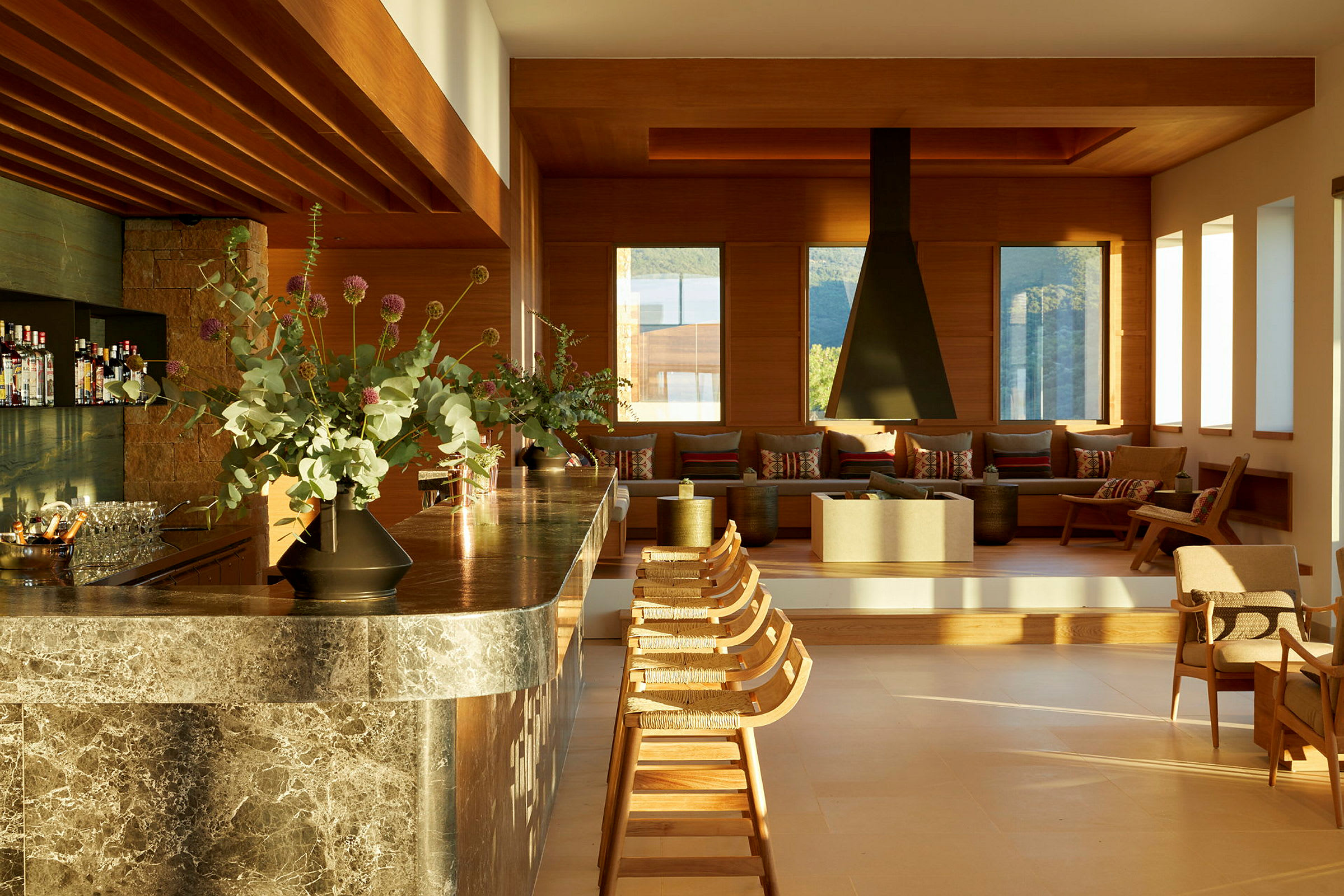Hotellobby med sittgrupper, bardisk och dekorativ belysning. (AI-genererad text)