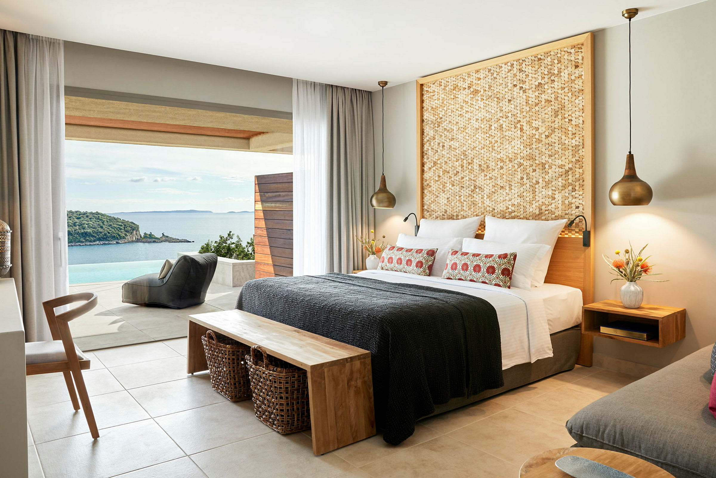 En hotellrum med utsikt över havet. (AI-genererad text)