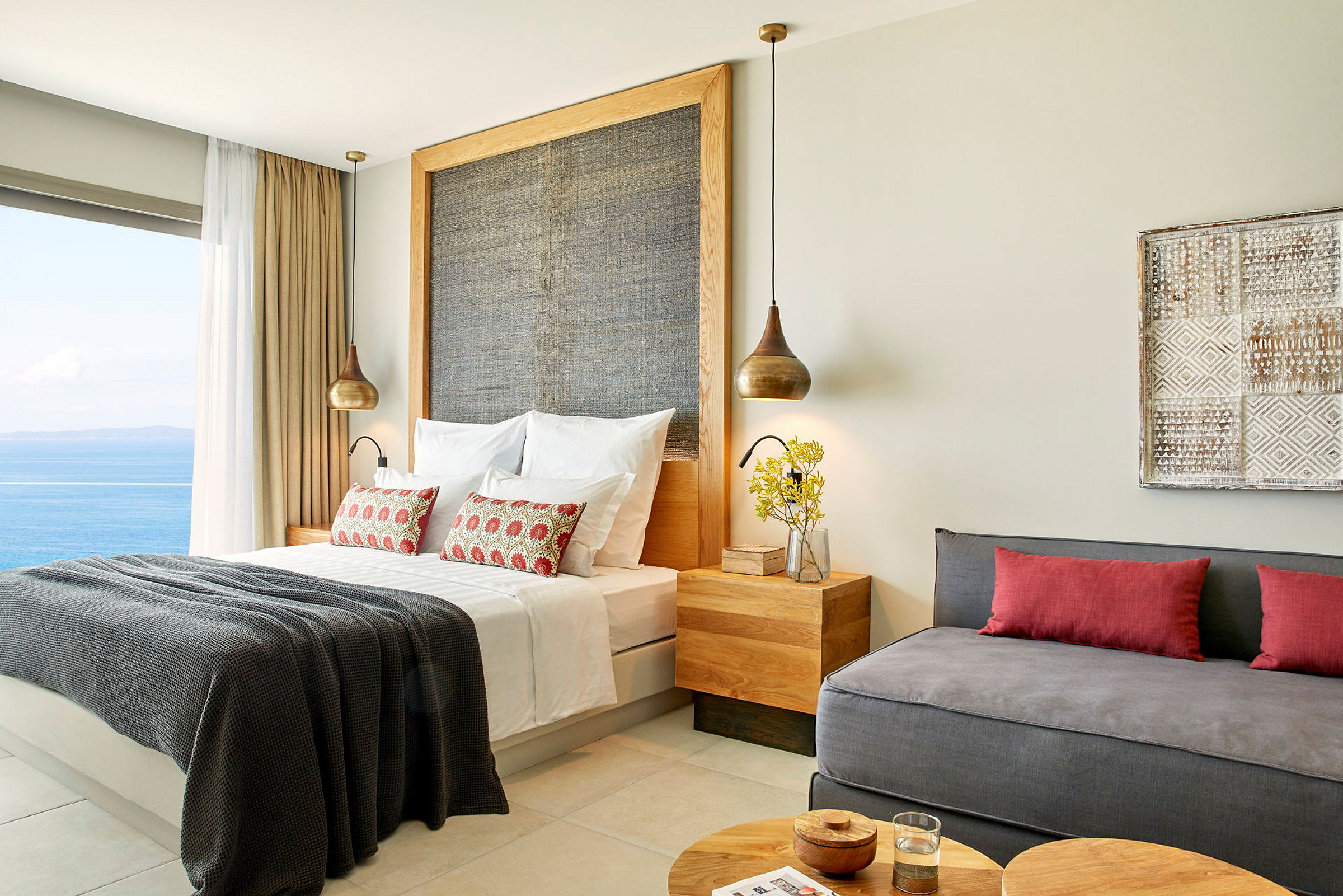Modernt inredd hotellrum med havsutsikt. (AI-genererad text)